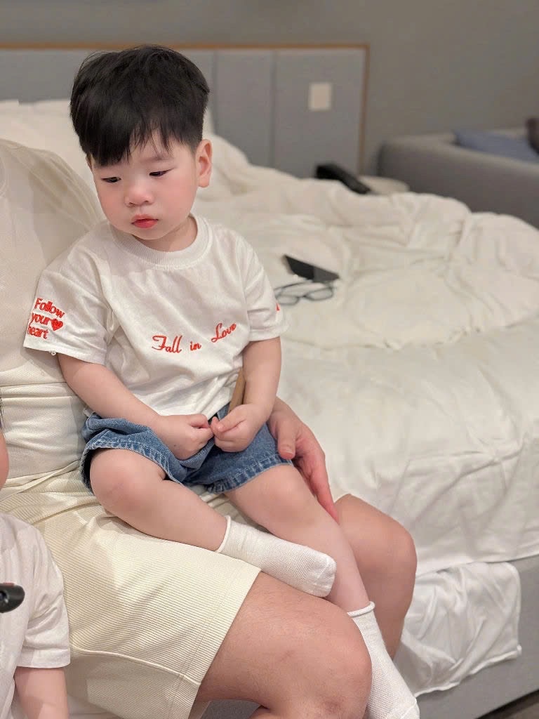 T559 - BỘ ĐÙI BÉ TRAI ÁO TRẮNG Fall in love QUẦN BÒ