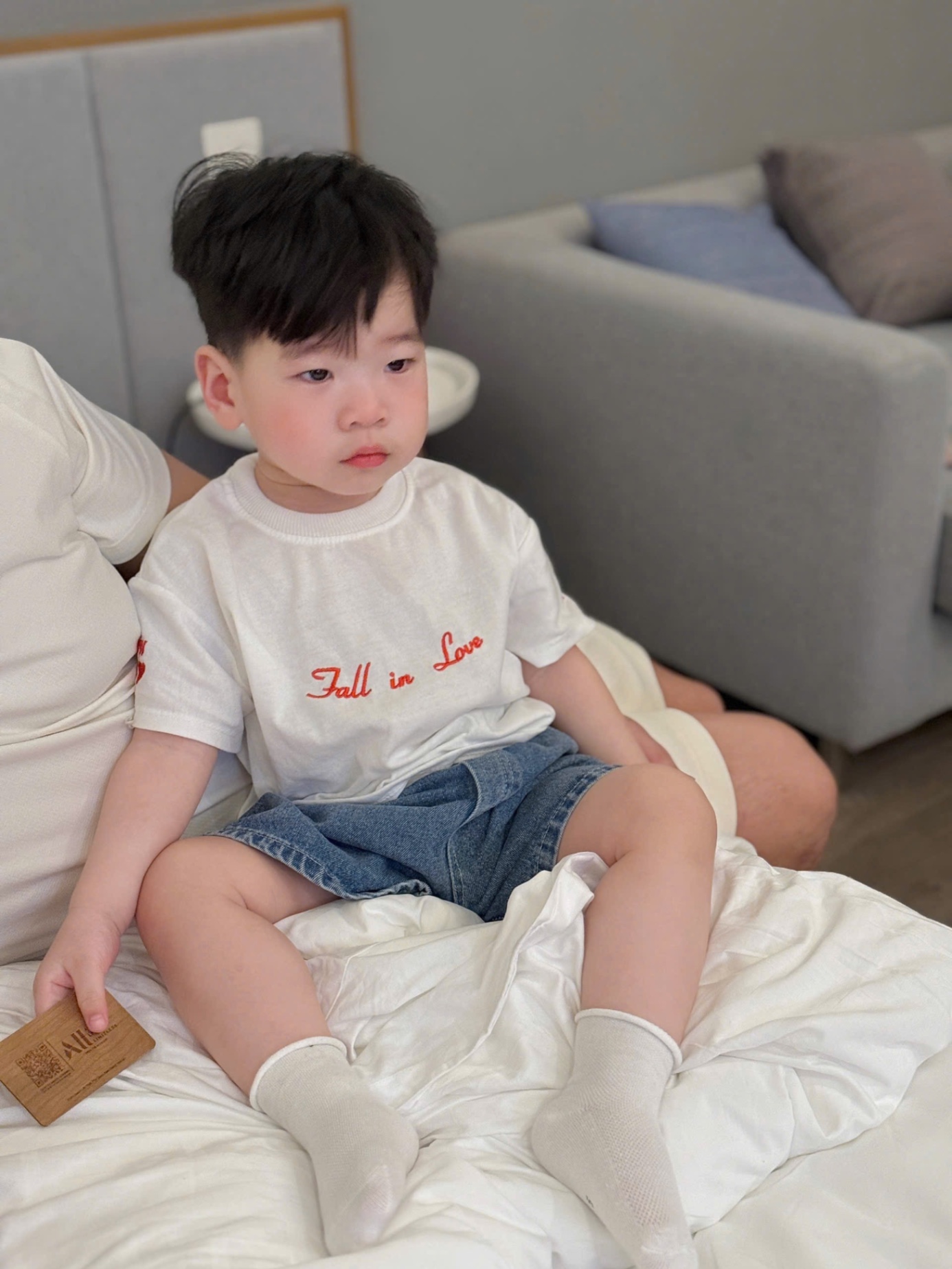 T559 - BỘ ĐÙI BÉ TRAI ÁO TRẮNG Fall in love QUẦN BÒ