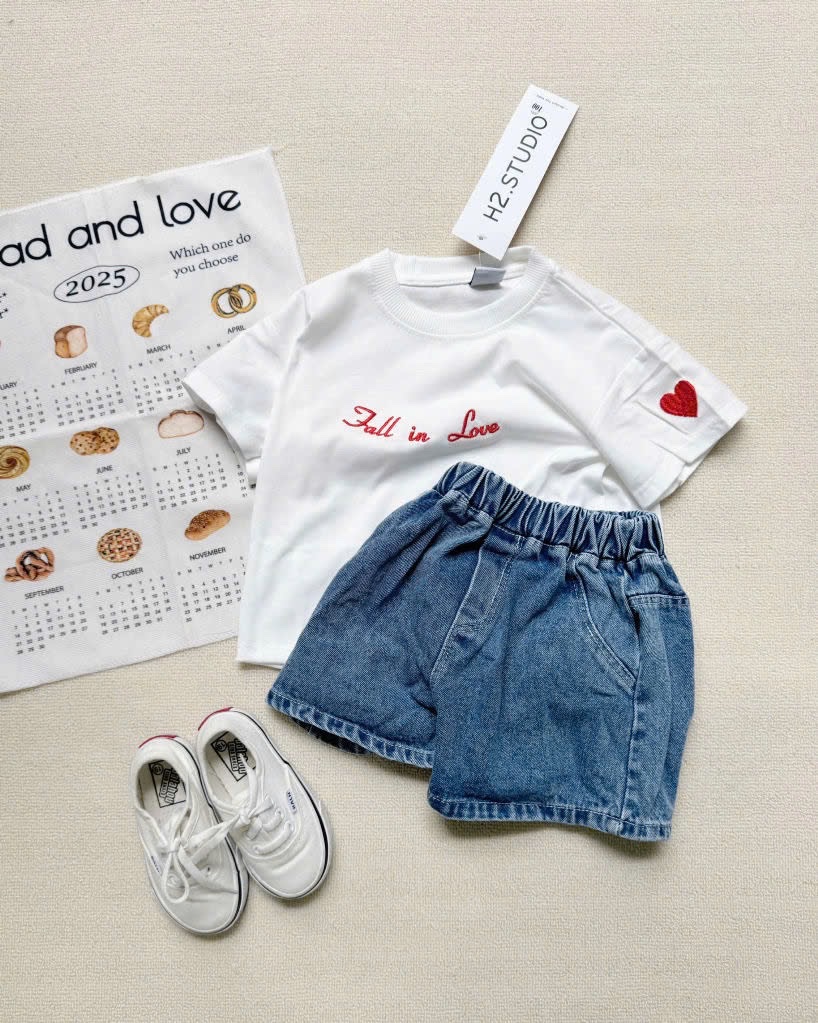 T559 - BỘ ĐÙI BÉ TRAI ÁO TRẮNG Fall in love QUẦN BÒ