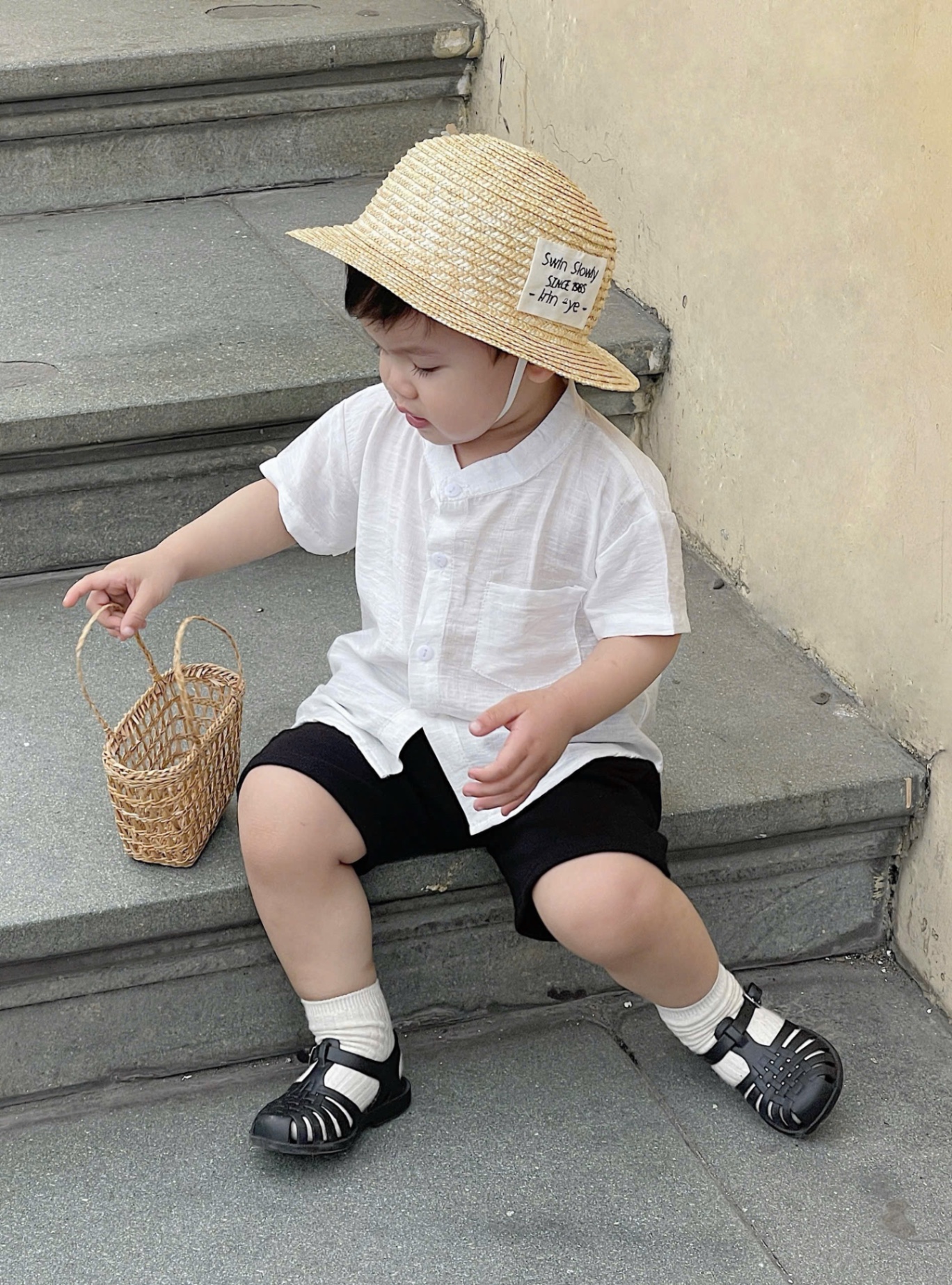 T570 - BỘ ĐÙI BÉ TRAI ÁO ĐŨI TRẮNG QUẦN ĐEN