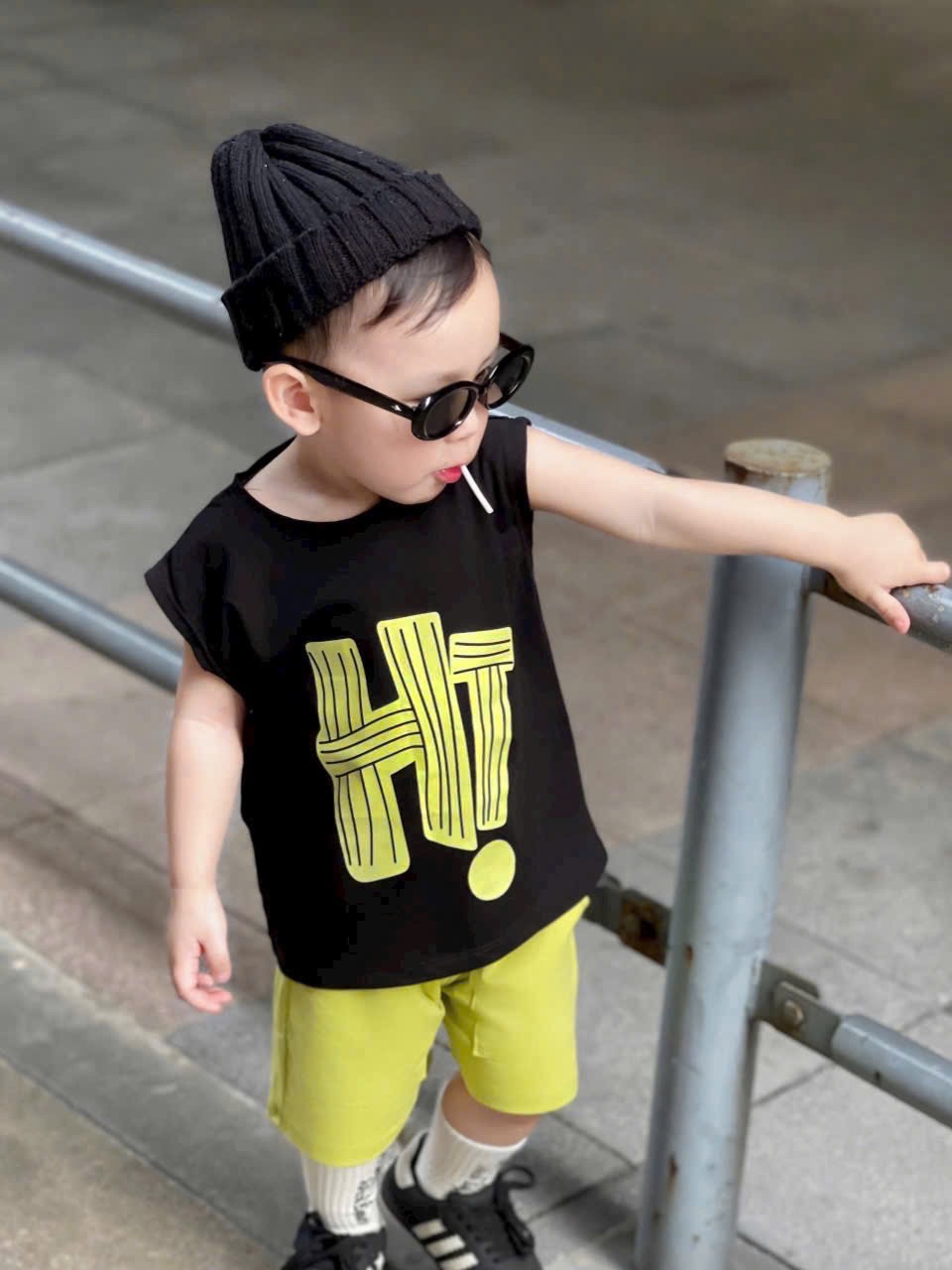T574 - BỘ ĐÙI BÉ TRAI ÁO ĐEN HT QUẦN XANH CHUỐI
