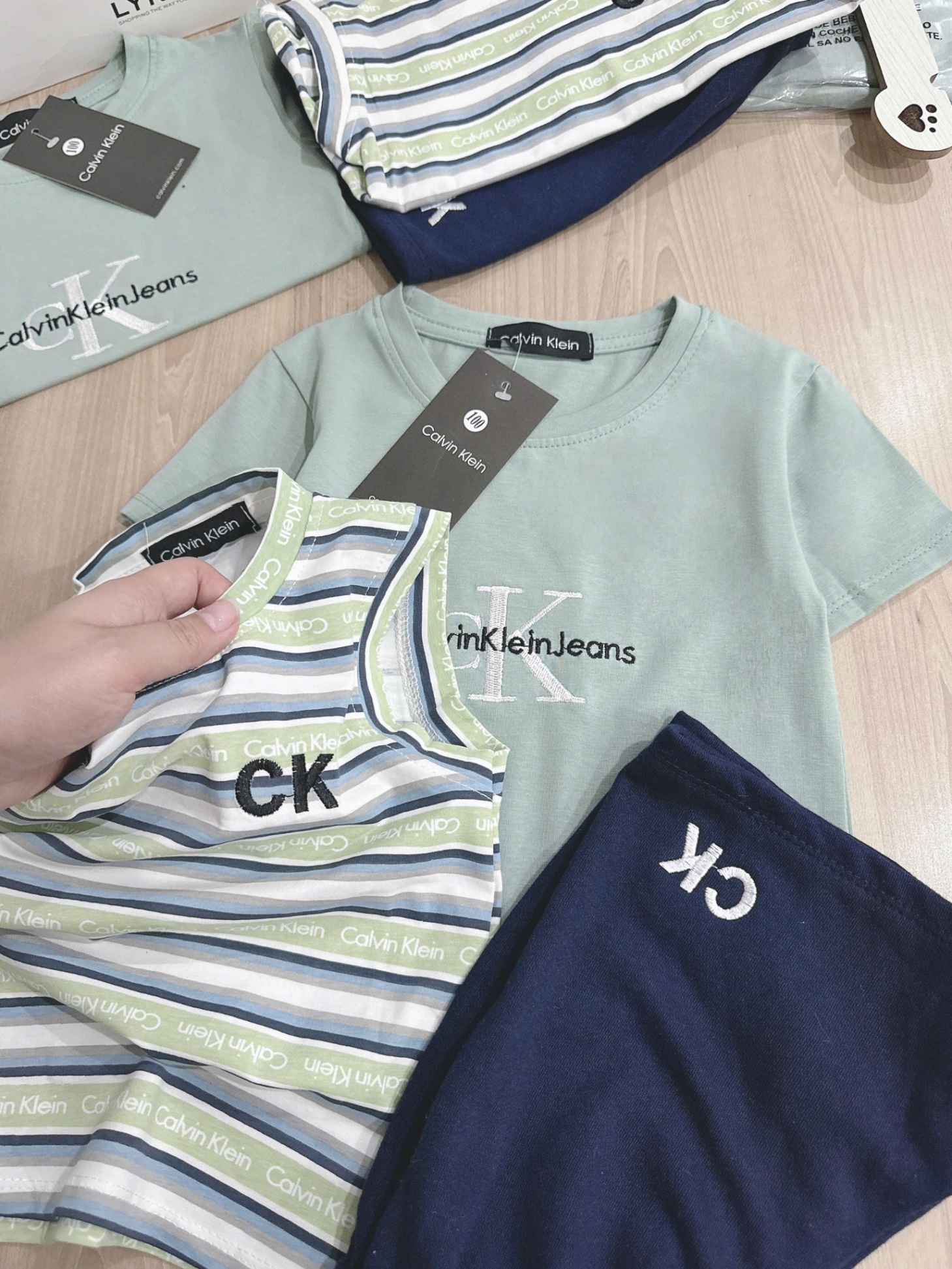 T560 - BỘ ĐÙI BÉ TRAI 3CT 2 ÁO CK xanh kẻ QUẦN THAN