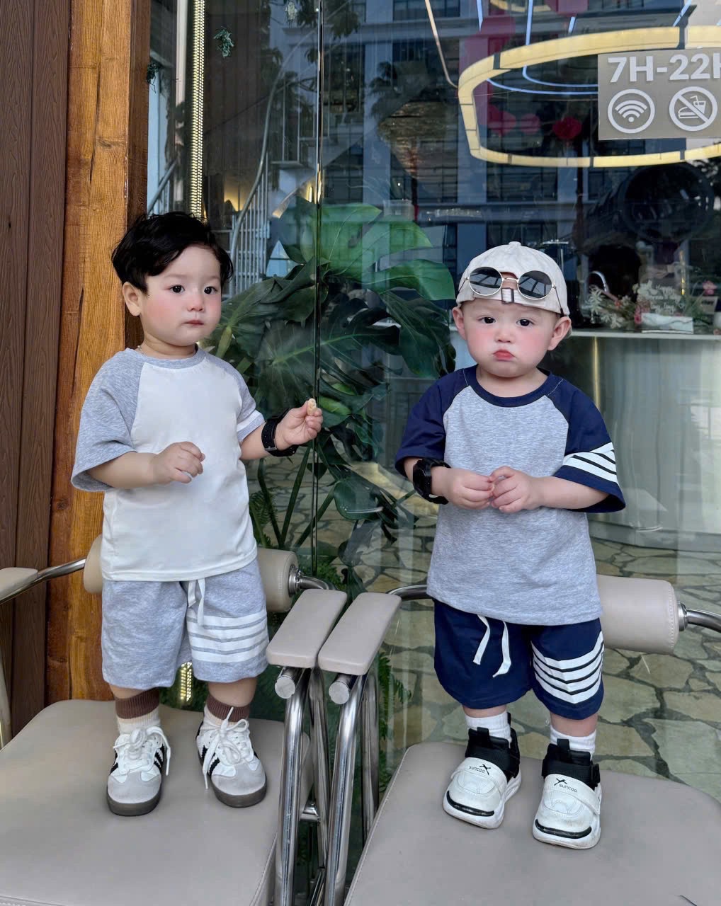 T563 - SET 2 BỘ ĐÙI BÉ TRAI PHỐI GHI THAN TRẮNG SỌC THOM