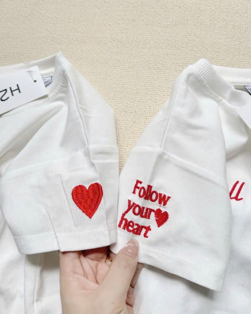 T559 - BỘ ĐÙI BÉ TRAI ÁO TRẮNG Fall in love QUẦN BÒ