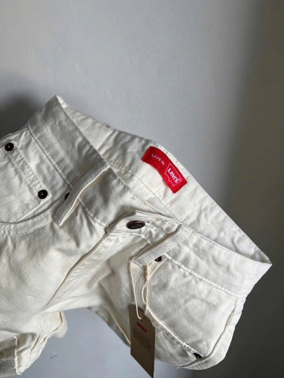 QNU576 - QUẦN SHORT JEANS TRẮNG LEVIS XUẤT DƯ