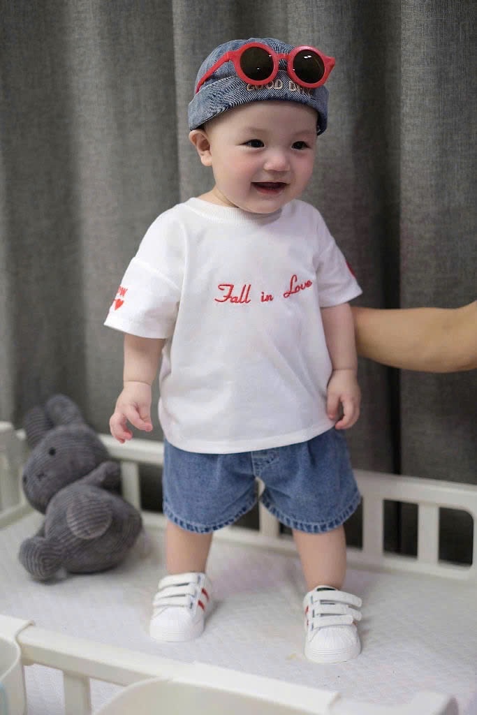 T559 - BỘ ĐÙI BÉ TRAI ÁO TRẮNG Fall in love QUẦN BÒ