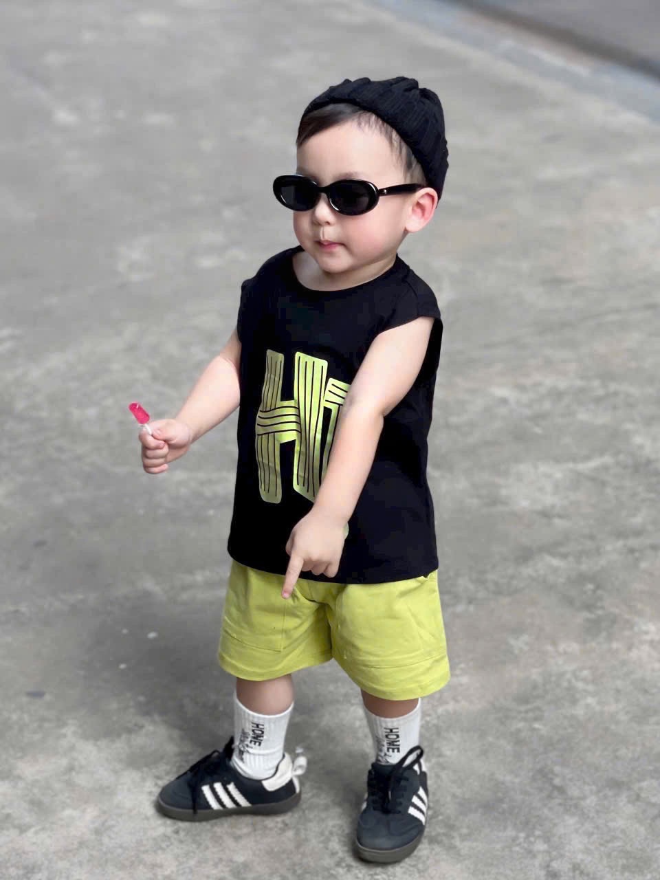 T574 - BỘ ĐÙI BÉ TRAI ÁO ĐEN HT QUẦN XANH CHUỐI