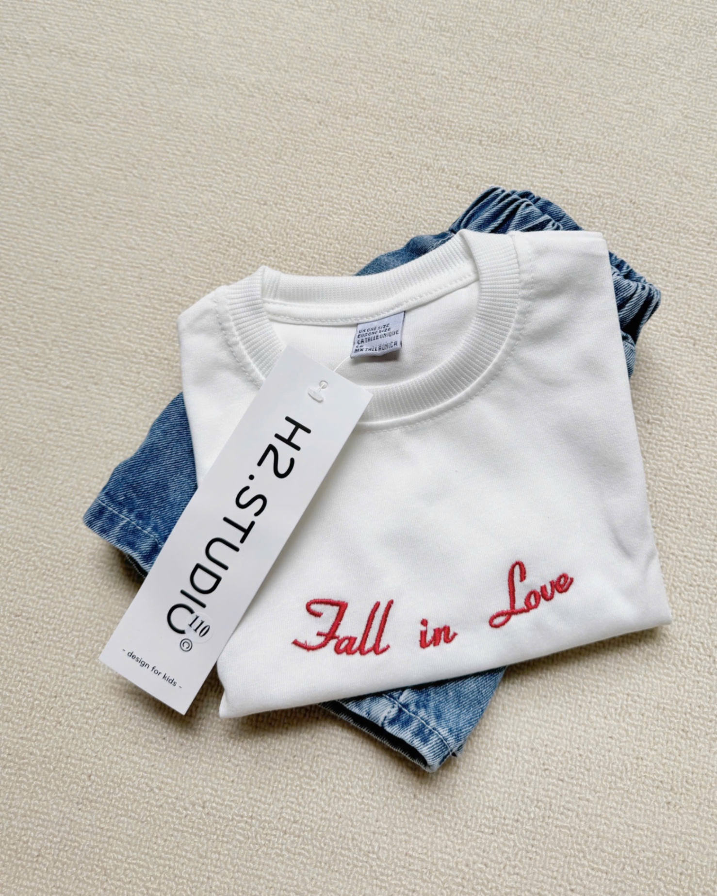 T559 - BỘ ĐÙI BÉ TRAI ÁO TRẮNG Fall in love QUẦN BÒ