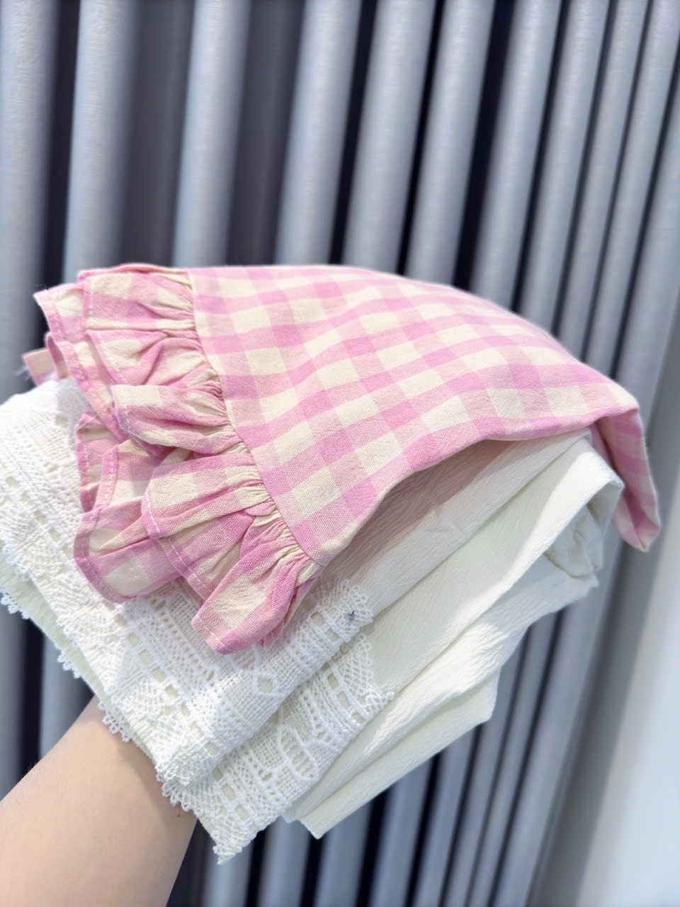S900 - BỘ NỮ ÁO KẺ HỒNG SÁT NÁCH QUẦN SUÔNG TRẮNG REN