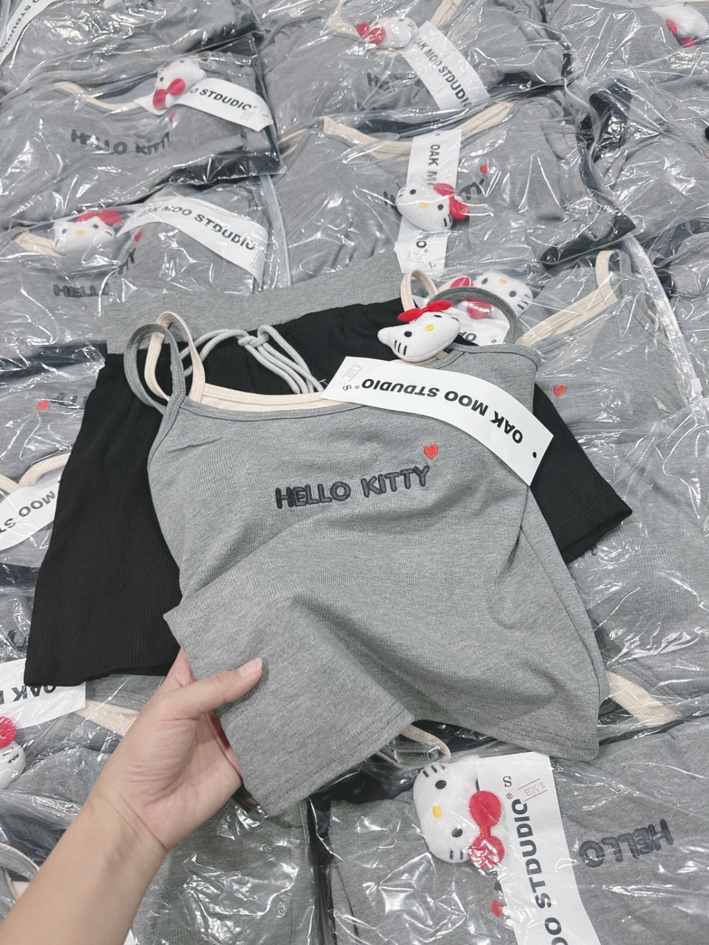 S907 - SET LEN TĂM 2S XÁM PHỐI BE HELLO KITTY