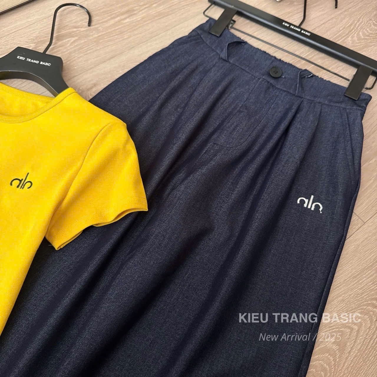 S910 - SET ÁO ZIP VÀNG alo QUẦN JEANS GIẤY SUÔNG