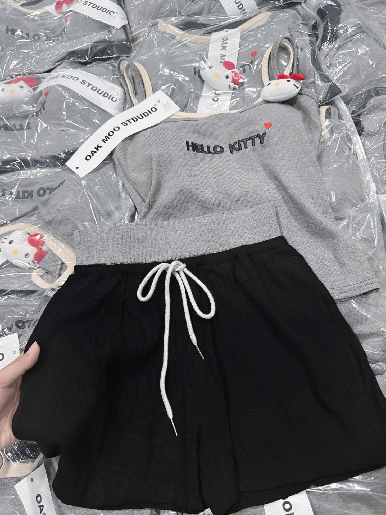 S907 - SET LEN TĂM 2S XÁM PHỐI BE HELLO KITTY