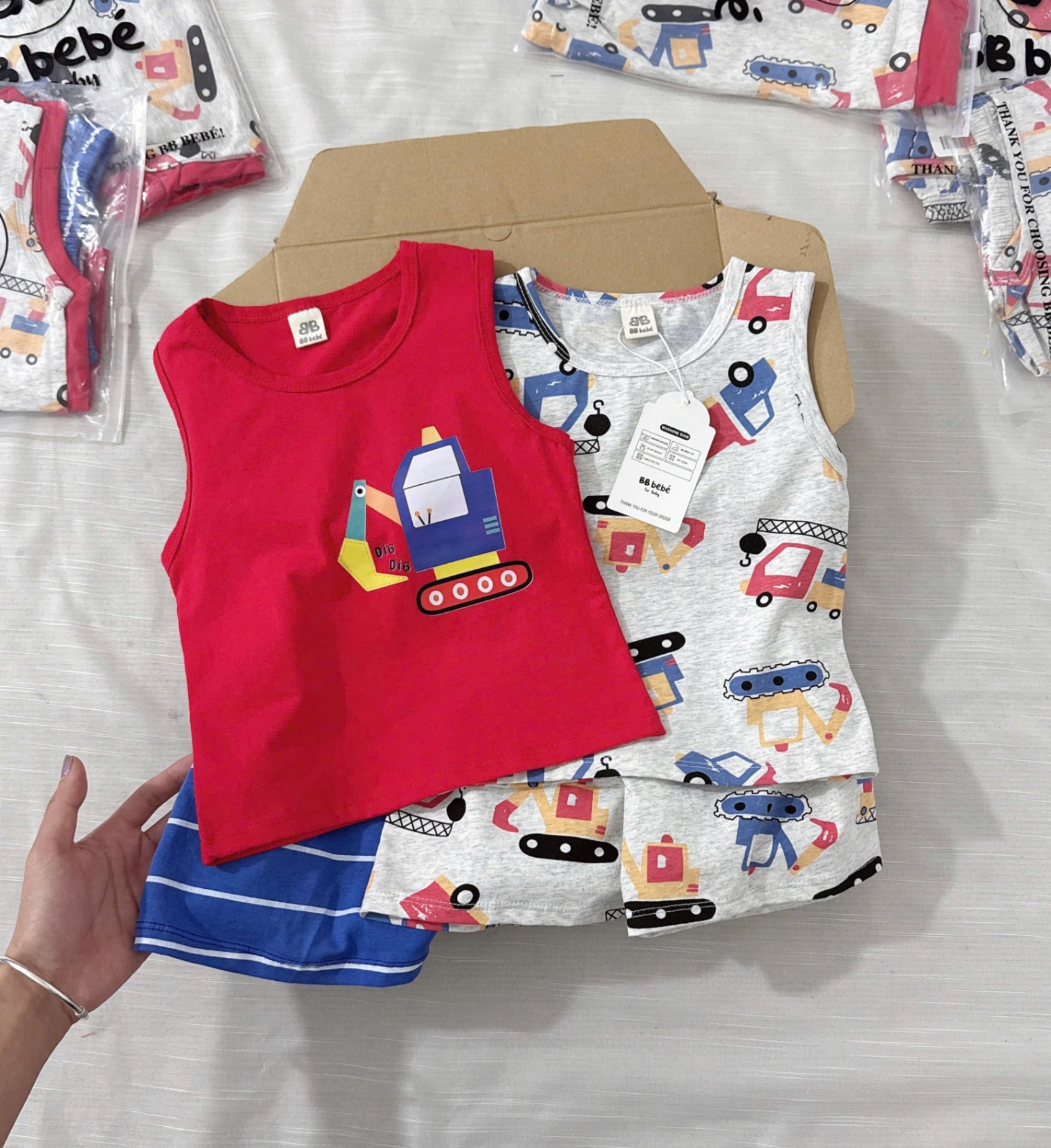 T588 - SET 2 BỘ ĐÙI BÉ TRAI BA LỖ MÁY XÚC đỏ ghi