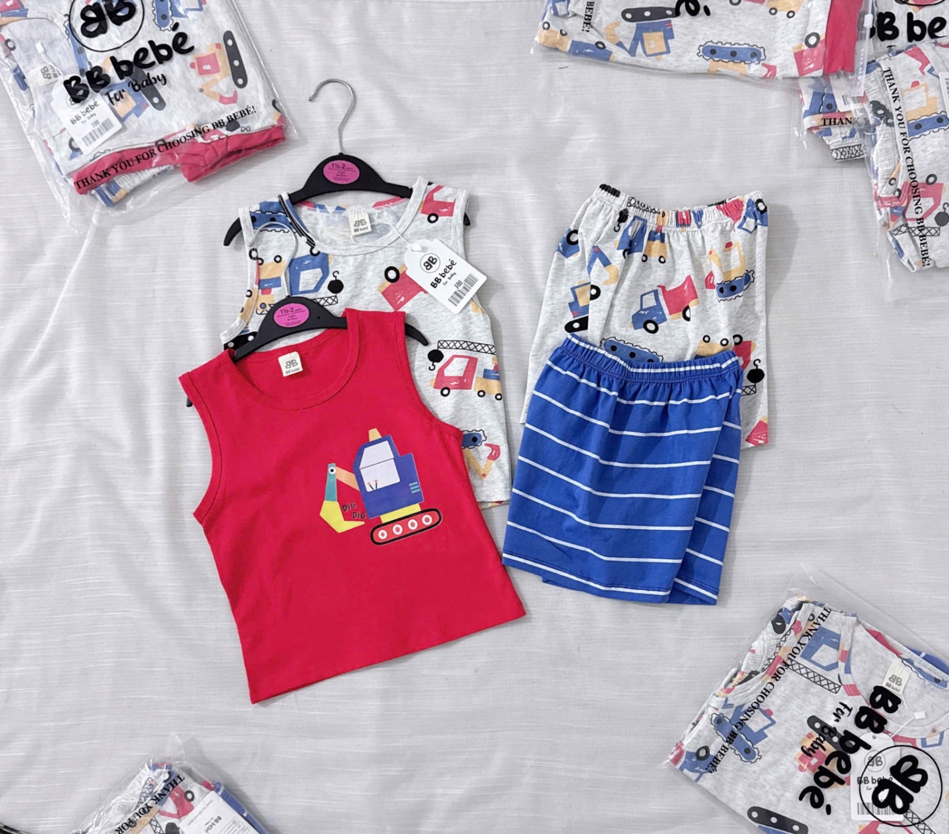 T588 - SET 2 BỘ ĐÙI BÉ TRAI BA LỖ MÁY XÚC đỏ ghi