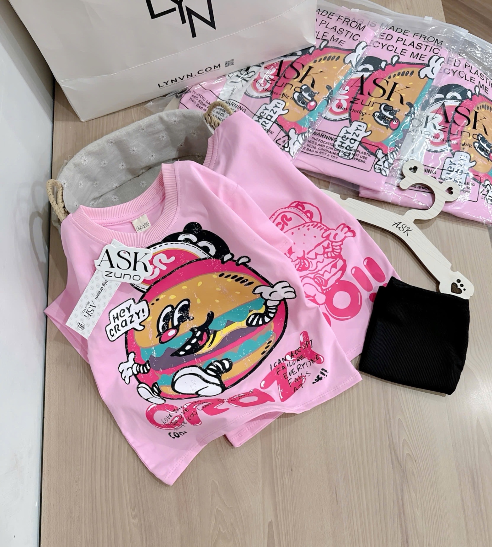 G558 - BỘ BÉ GÁI ÁO HỒNG CRAZY QUẦN ĐEN