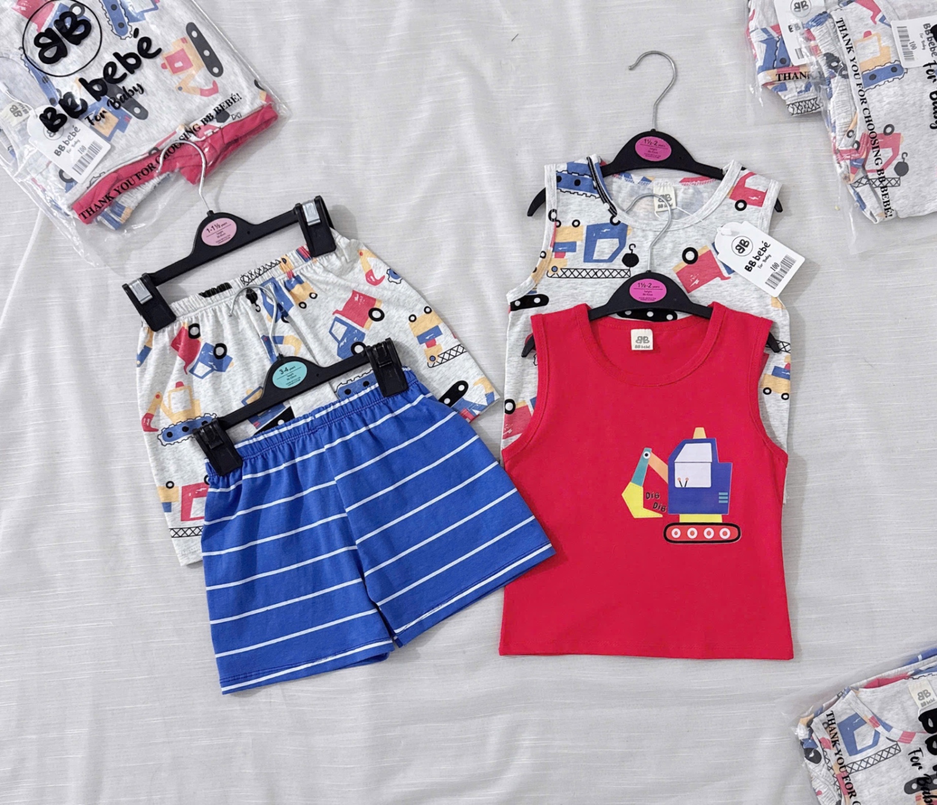 T588 - SET 2 BỘ ĐÙI BÉ TRAI BA LỖ MÁY XÚC đỏ ghi