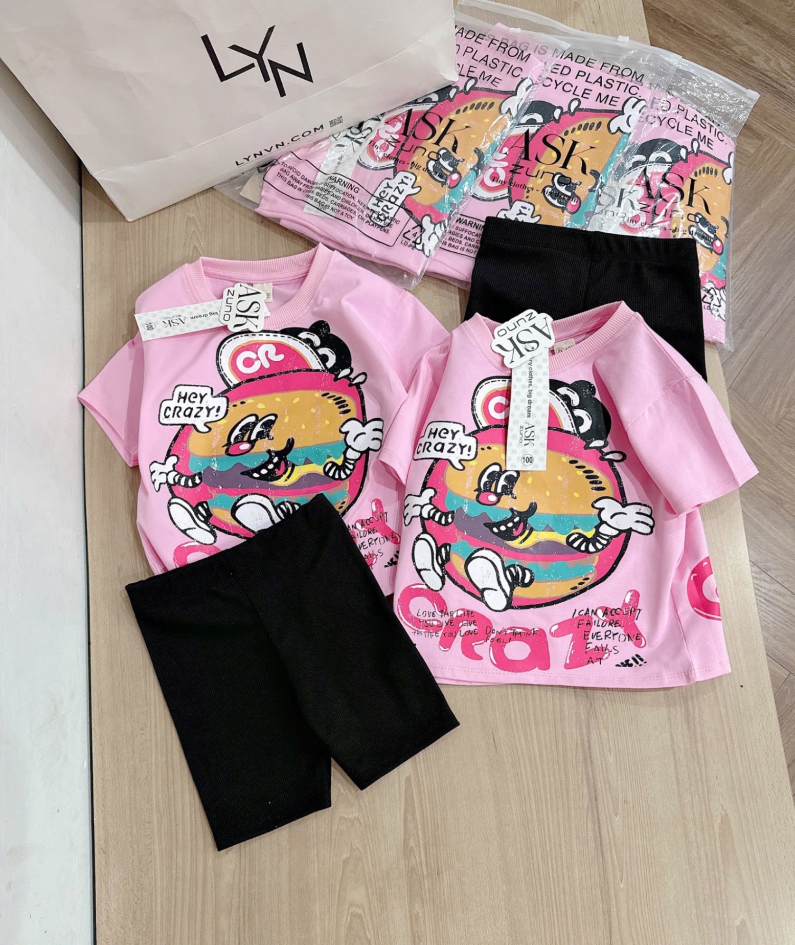 G558 - BỘ BÉ GÁI ÁO HỒNG CRAZY QUẦN ĐEN