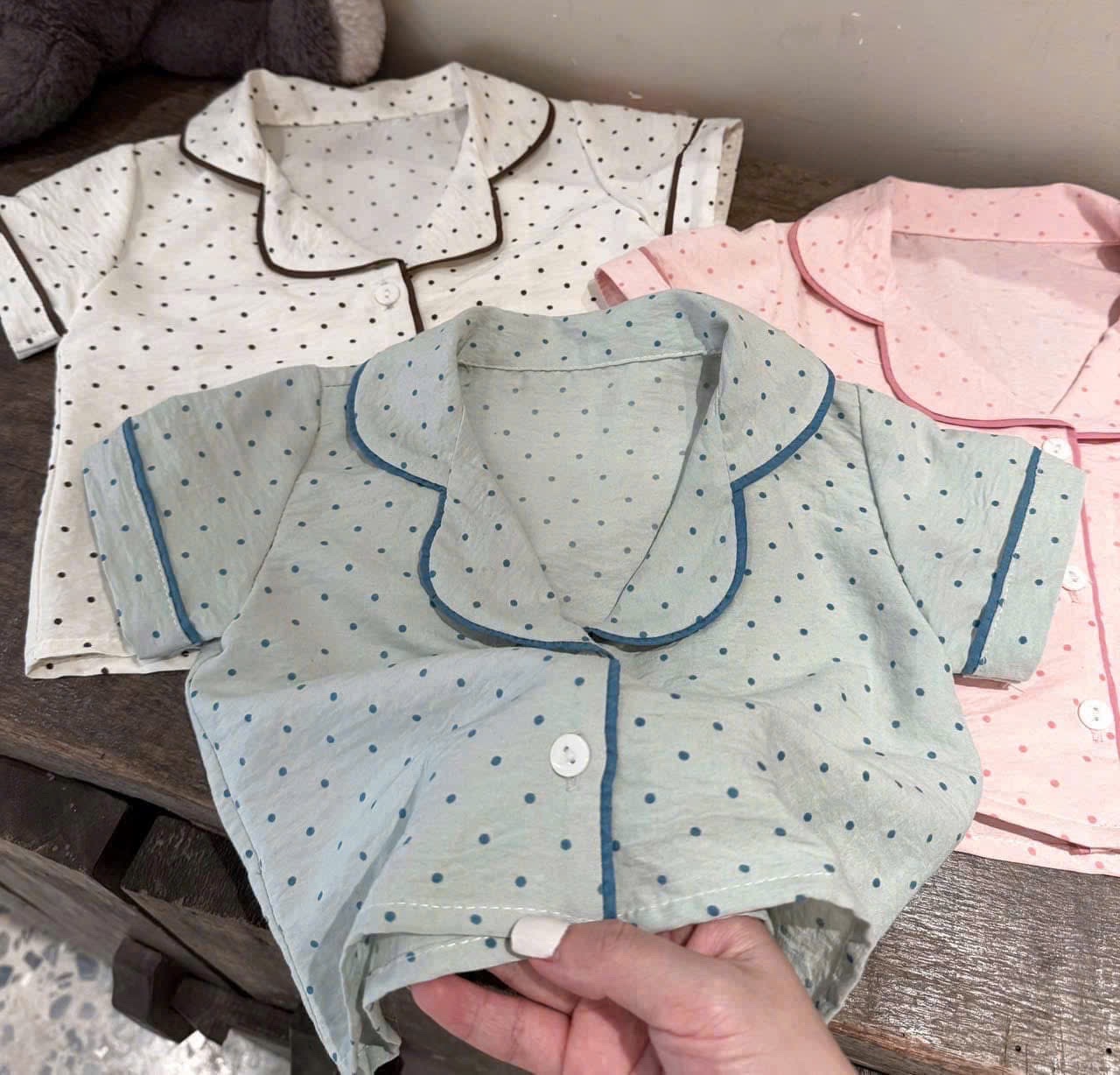 G556 - BỘ PYJAMA BÉ TRAI GÁI CHẤM BI VIỀN
