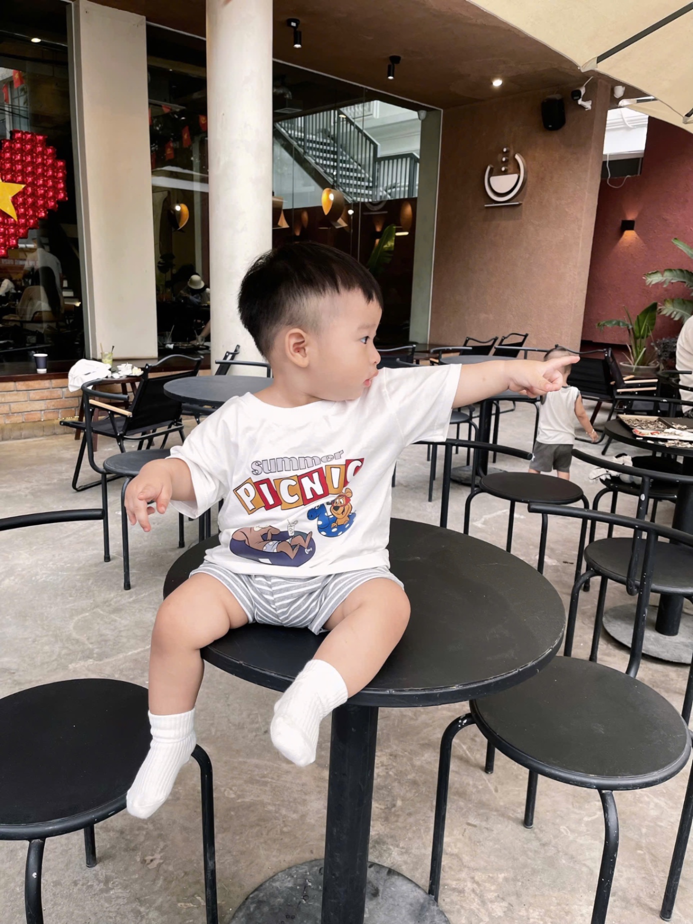 T600 - BỘ ĐÙI BÉ TRAI ÁO TRẮNG PICNIC QUẦN KẺ