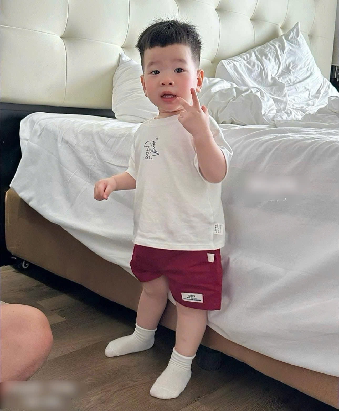 T598 - BỘ ĐÙI BÉ TRAI ÁO TRẮNG KHỦNG LONG HI QUẦN ĐỎ