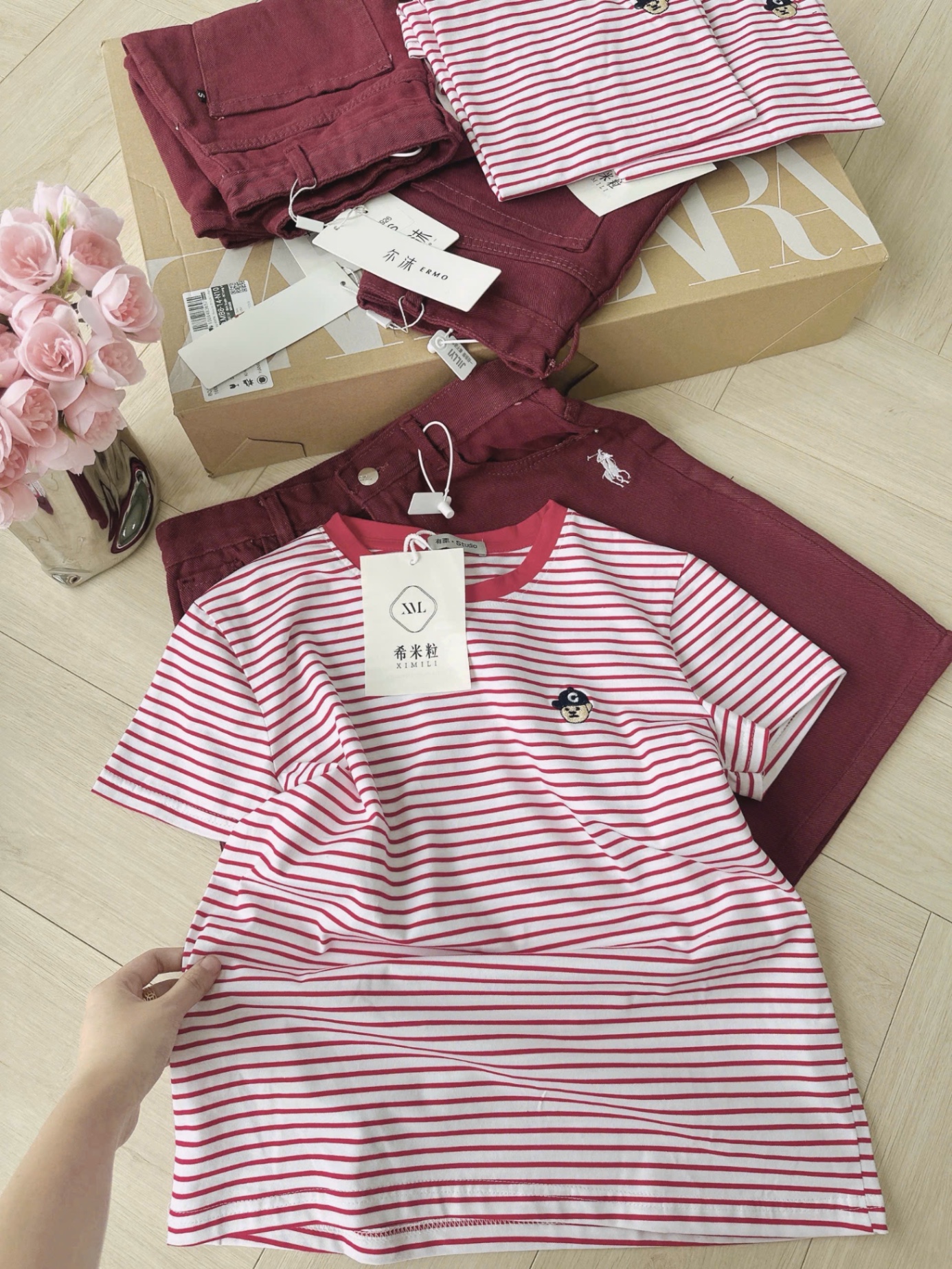 S920 - SET NỮ ÁO KẺ ĐỎ THÊU C QUẦN SOOC ĐỎ