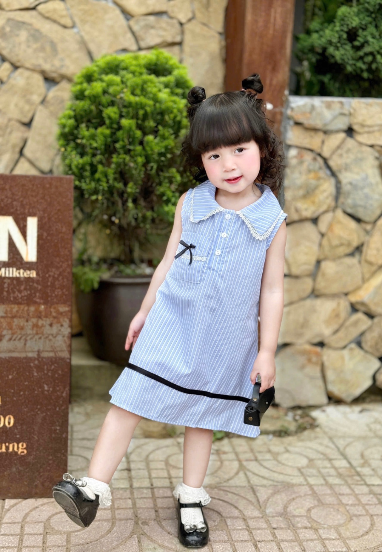VB527 - VÁY BÉ GÁI XANH SỌC CỔ REN TRẮNG TÚI NƠ