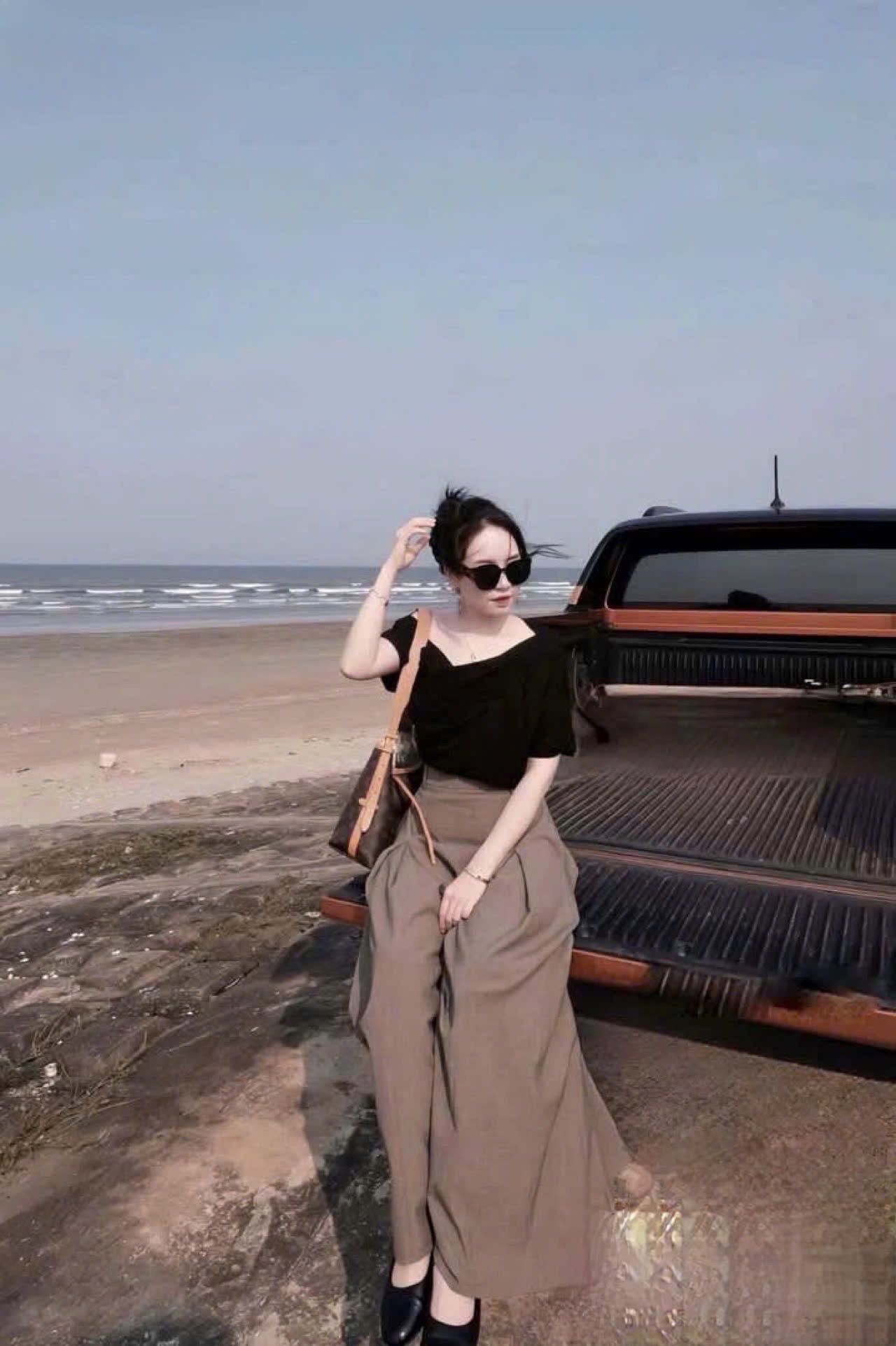 S917 - SET ÁO ĐEN CỔ TIM LỆCH VAI QUẦN SUÔNG NÂU