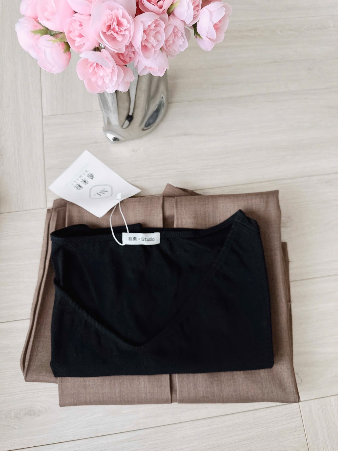 S917 - SET ÁO ĐEN CỔ TIM LỆCH VAI QUẦN SUÔNG NÂU