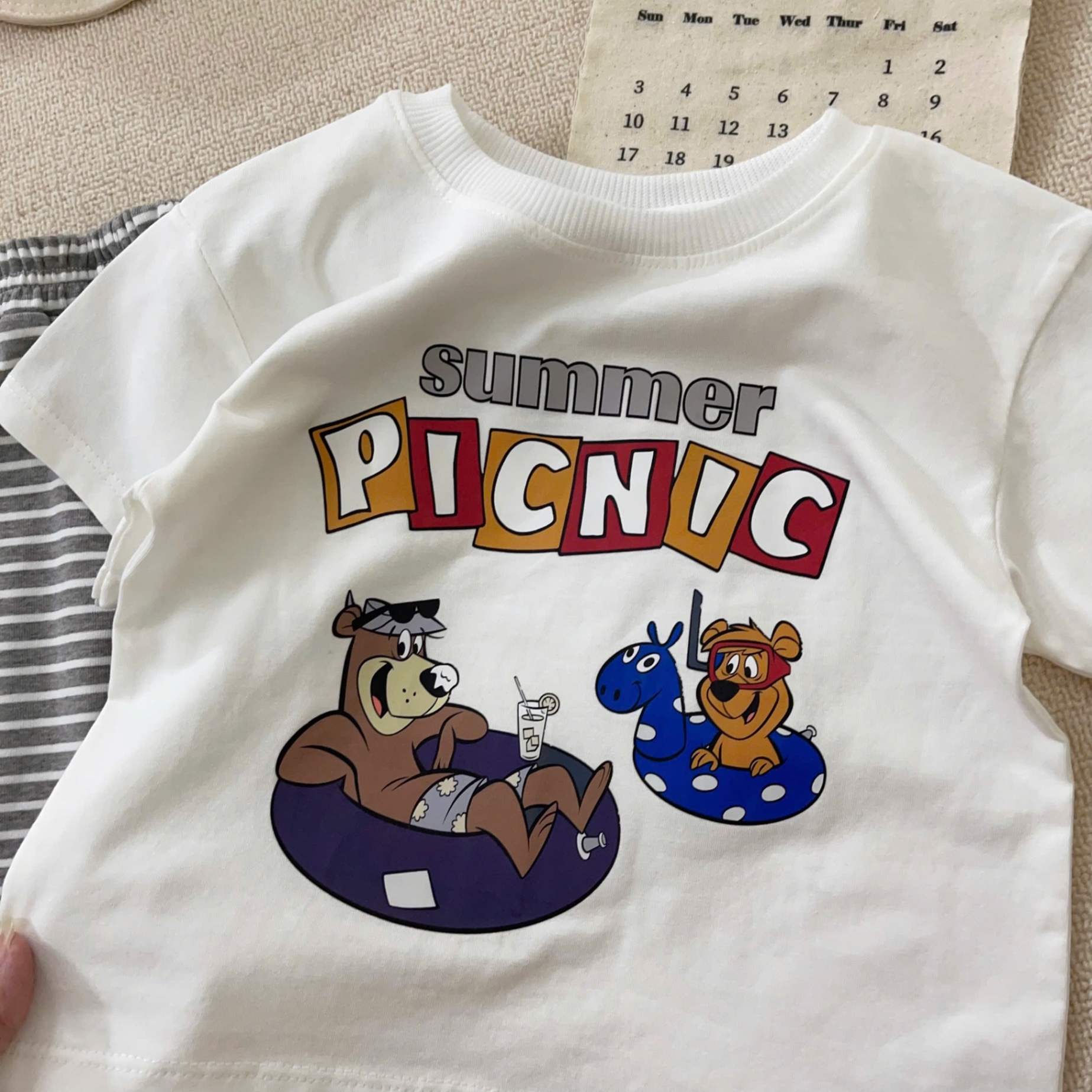 T600 - BỘ ĐÙI BÉ TRAI ÁO TRẮNG PICNIC QUẦN KẺ