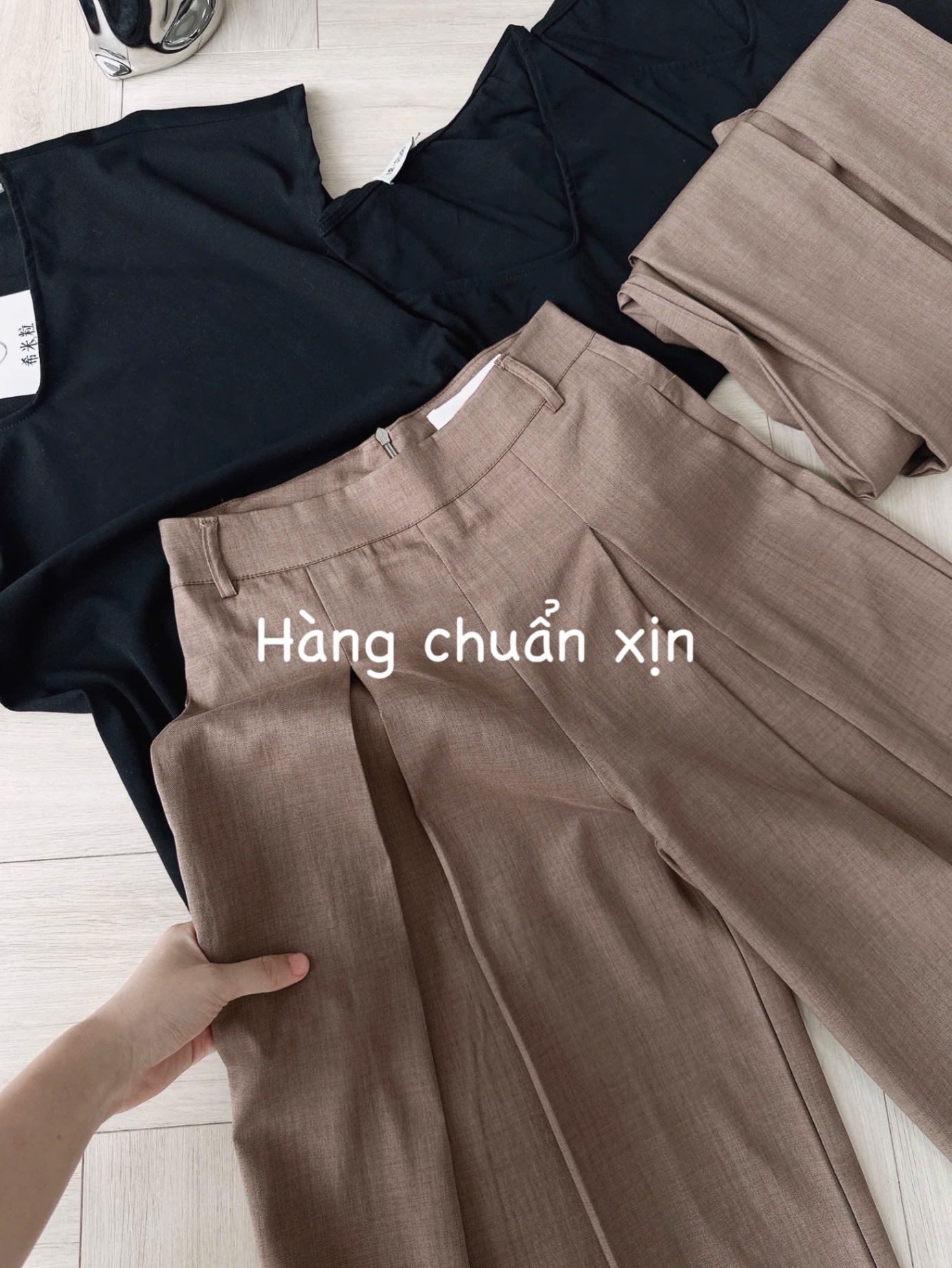 S917 - SET ÁO ĐEN CỔ TIM LỆCH VAI QUẦN SUÔNG NÂU