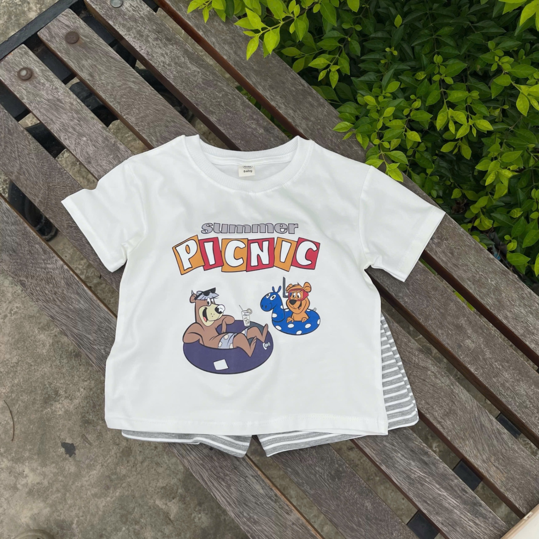 T600 - BỘ ĐÙI BÉ TRAI ÁO TRẮNG PICNIC QUẦN KẺ