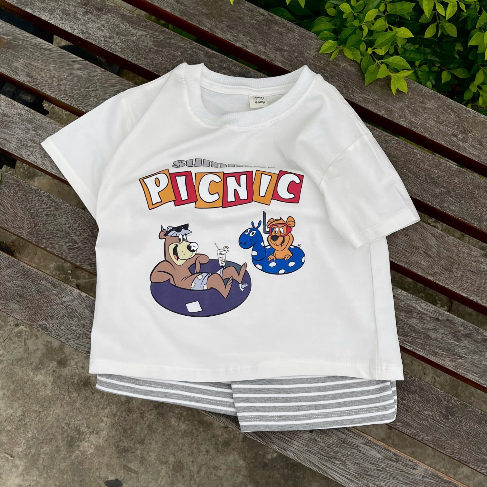 T600 - BỘ ĐÙI BÉ TRAI ÁO TRẮNG PICNIC QUẦN KẺ