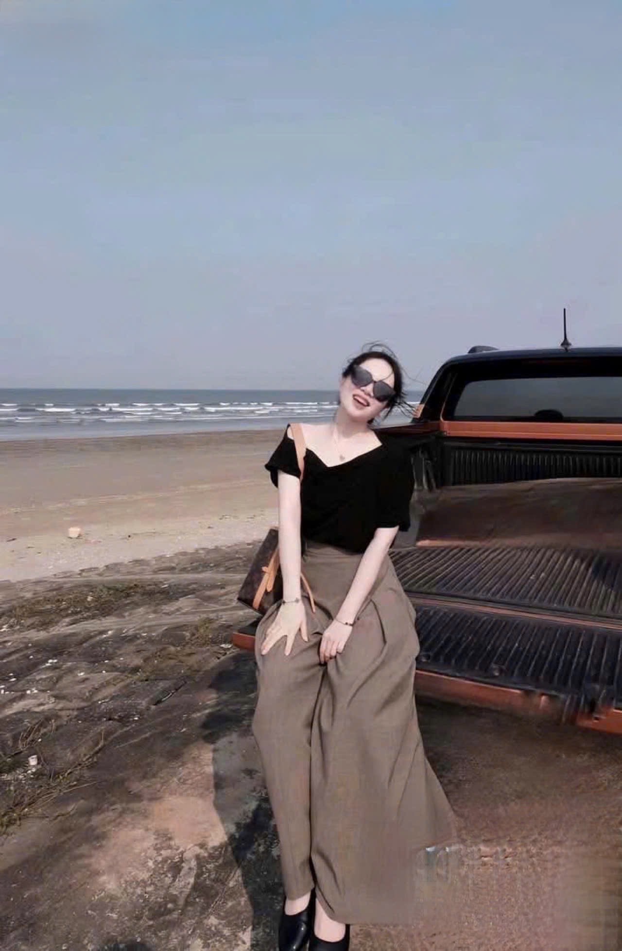 S917 - SET ÁO ĐEN CỔ TIM LỆCH VAI QUẦN SUÔNG NÂU