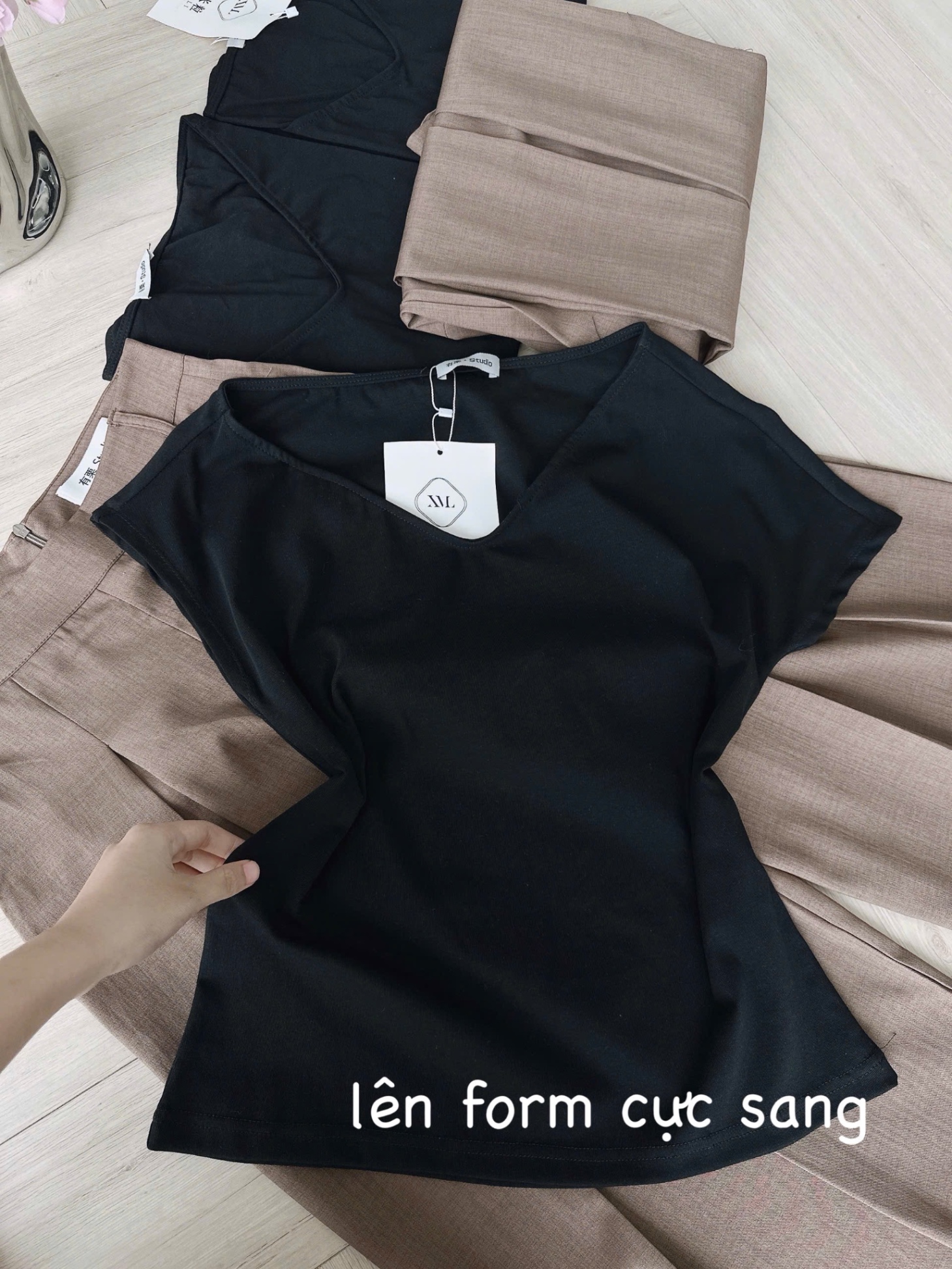 S917 - SET ÁO ĐEN CỔ TIM LỆCH VAI QUẦN SUÔNG NÂU