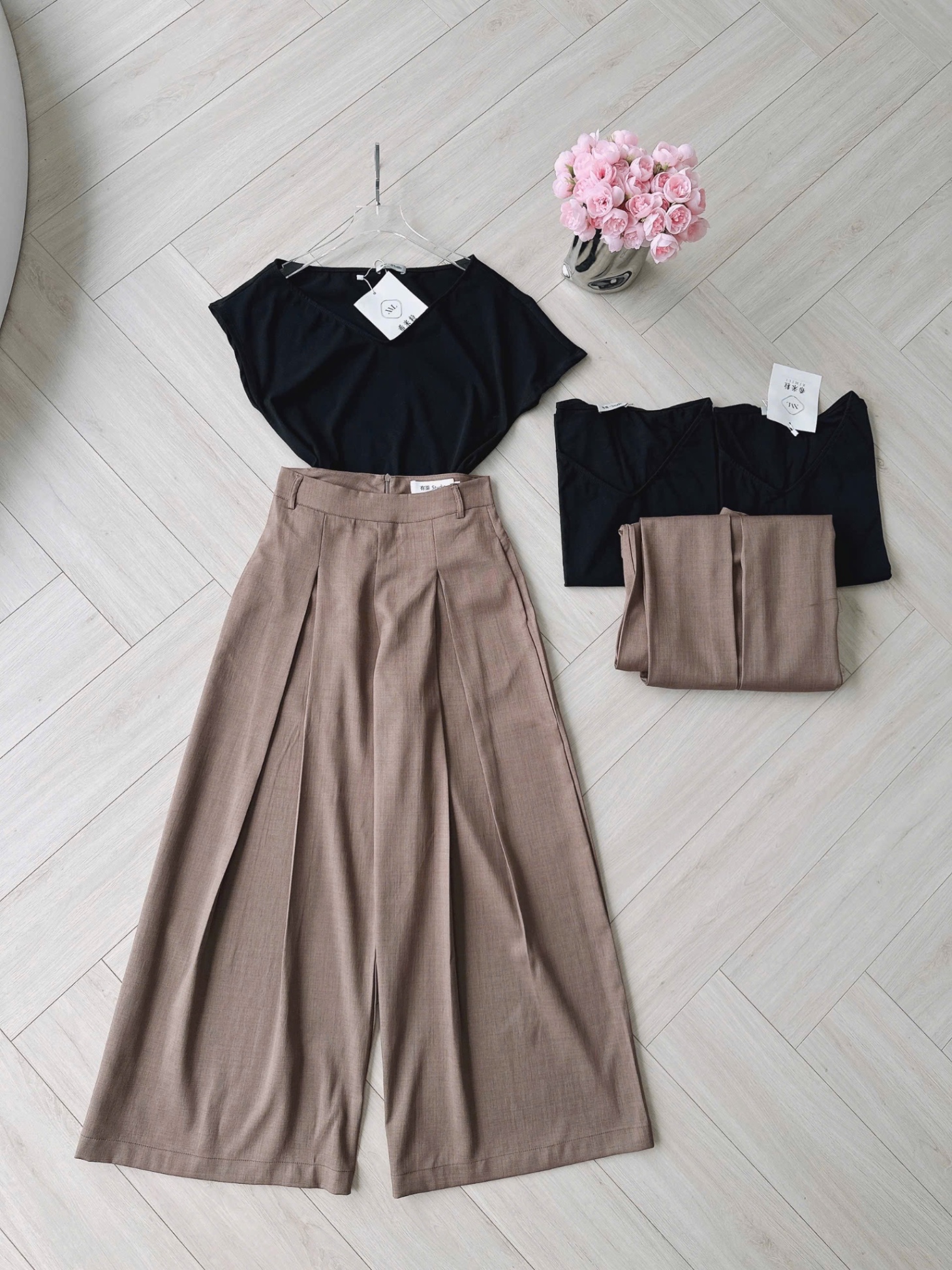 S917 - SET ÁO ĐEN CỔ TIM LỆCH VAI QUẦN SUÔNG NÂU