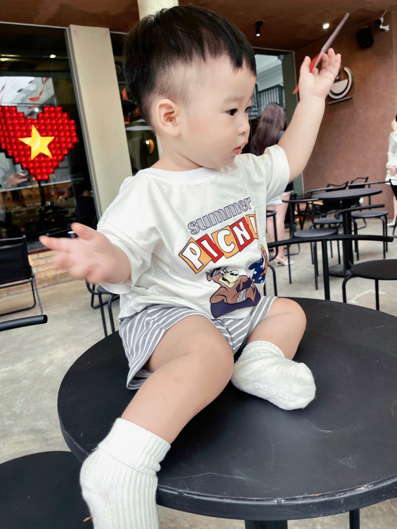 T600 - BỘ ĐÙI BÉ TRAI ÁO TRẮNG PICNIC QUẦN KẺ
