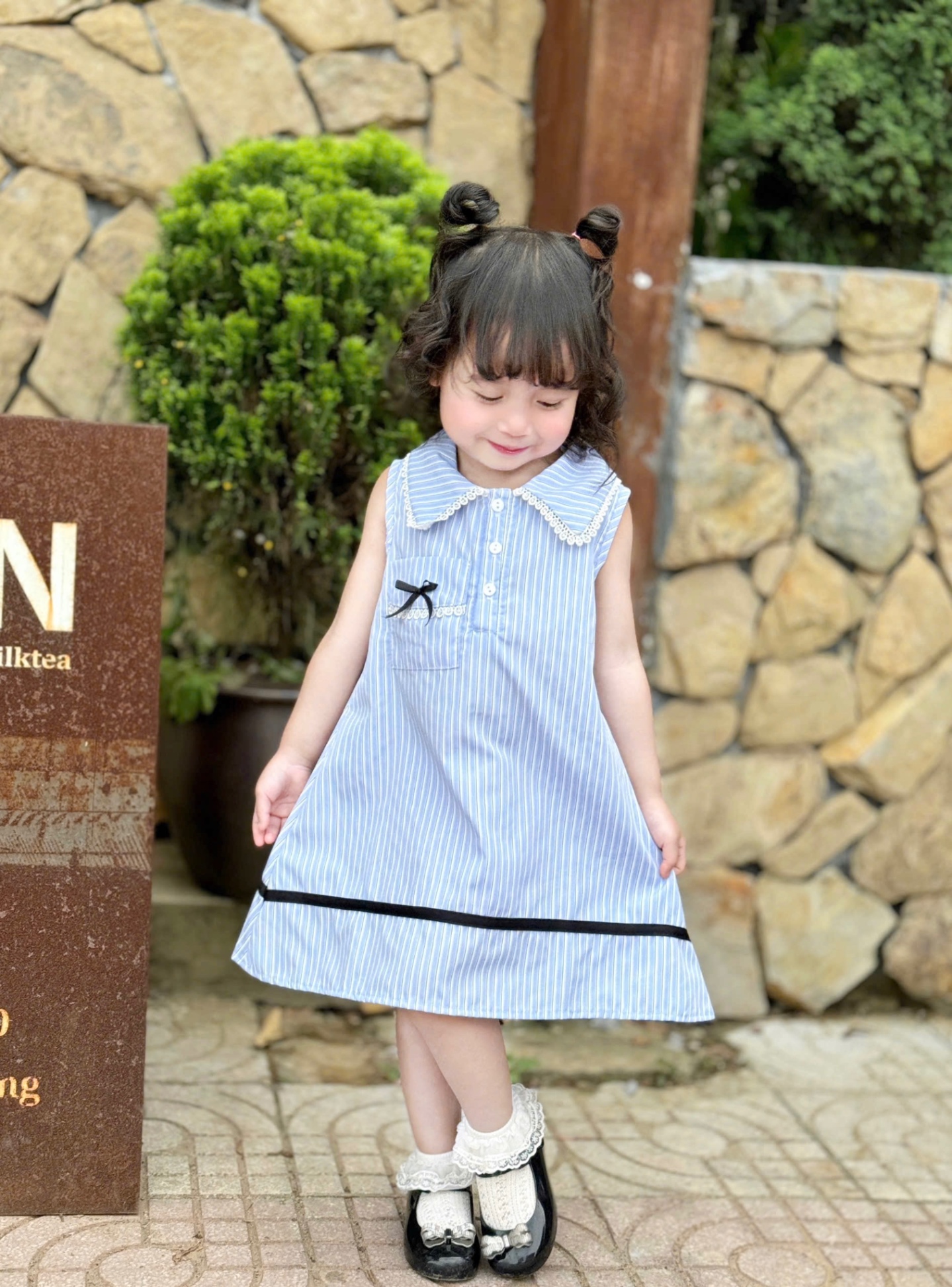 VB527 - VÁY BÉ GÁI XANH SỌC CỔ REN TRẮNG TÚI NƠ