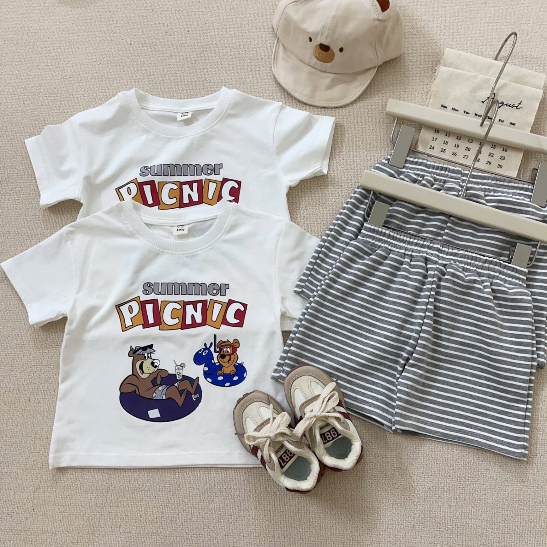 T600 - BỘ ĐÙI BÉ TRAI ÁO TRẮNG PICNIC QUẦN KẺ