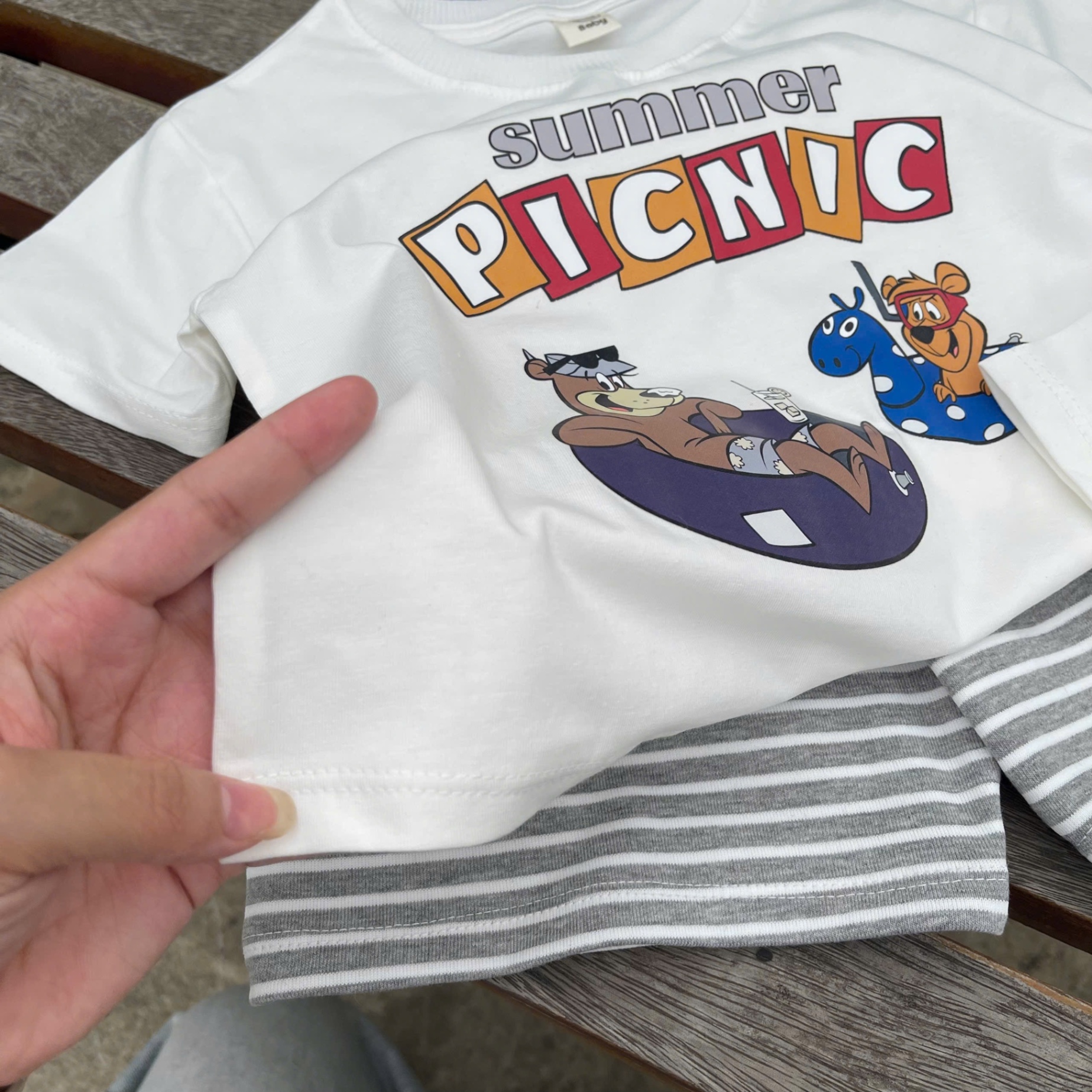 T600 - BỘ ĐÙI BÉ TRAI ÁO TRẮNG PICNIC QUẦN KẺ