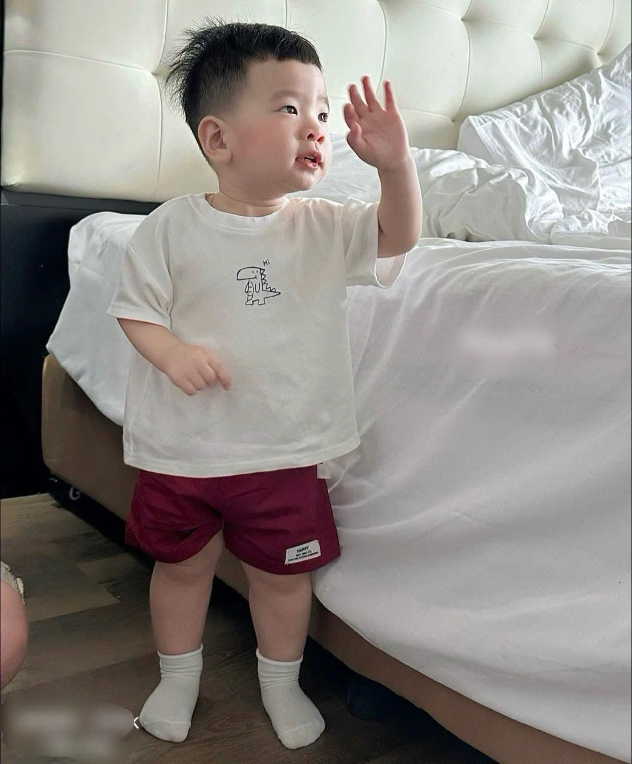 T598 - BỘ ĐÙI BÉ TRAI ÁO TRẮNG KHỦNG LONG HI QUẦN ĐỎ