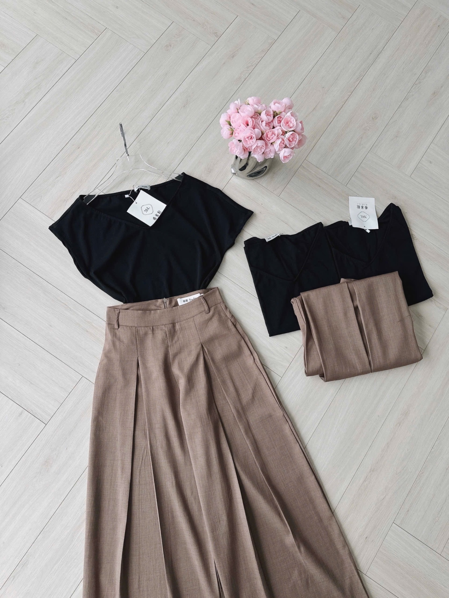S917 - SET ÁO ĐEN CỔ TIM LỆCH VAI QUẦN SUÔNG NÂU