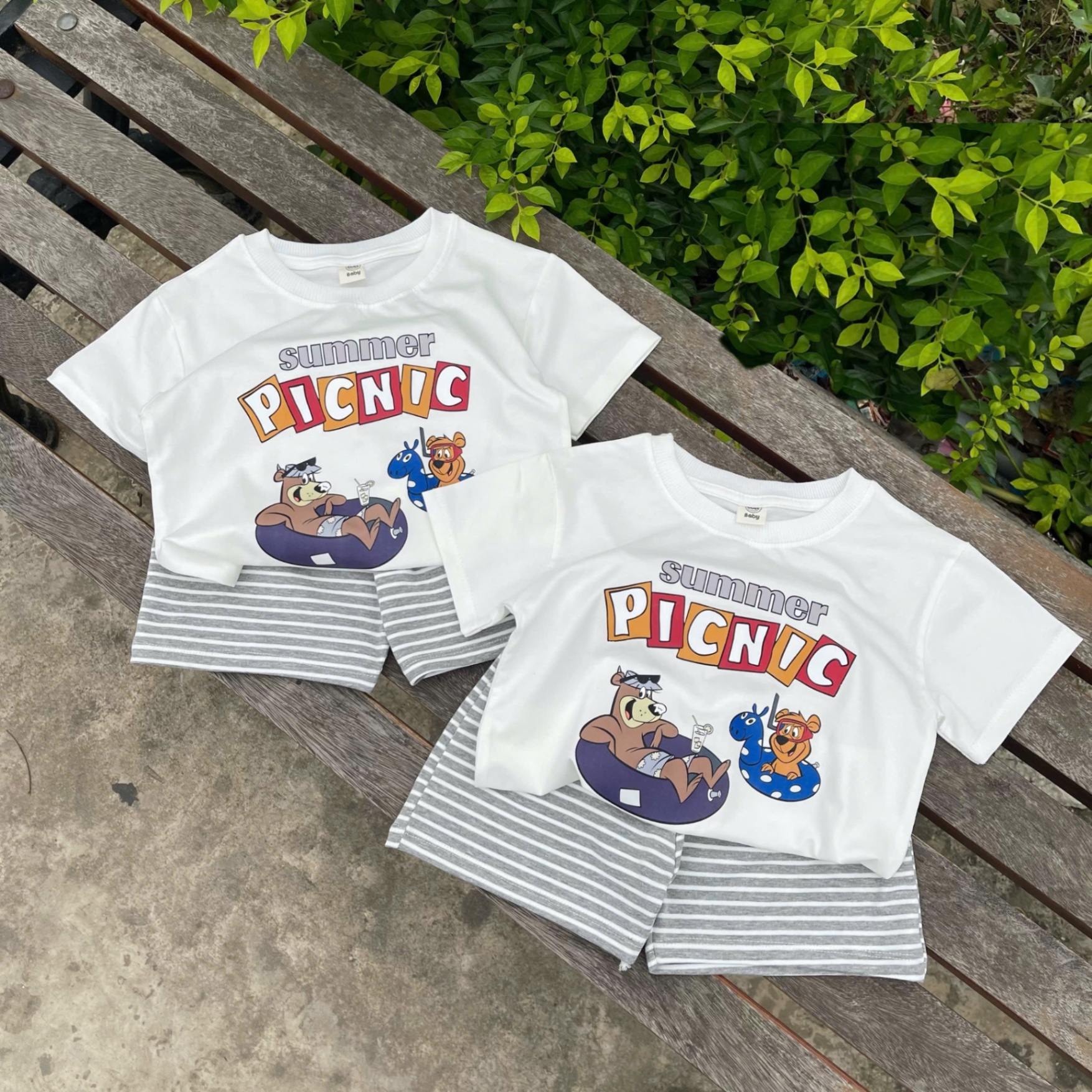 T600 - BỘ ĐÙI BÉ TRAI ÁO TRẮNG PICNIC QUẦN KẺ