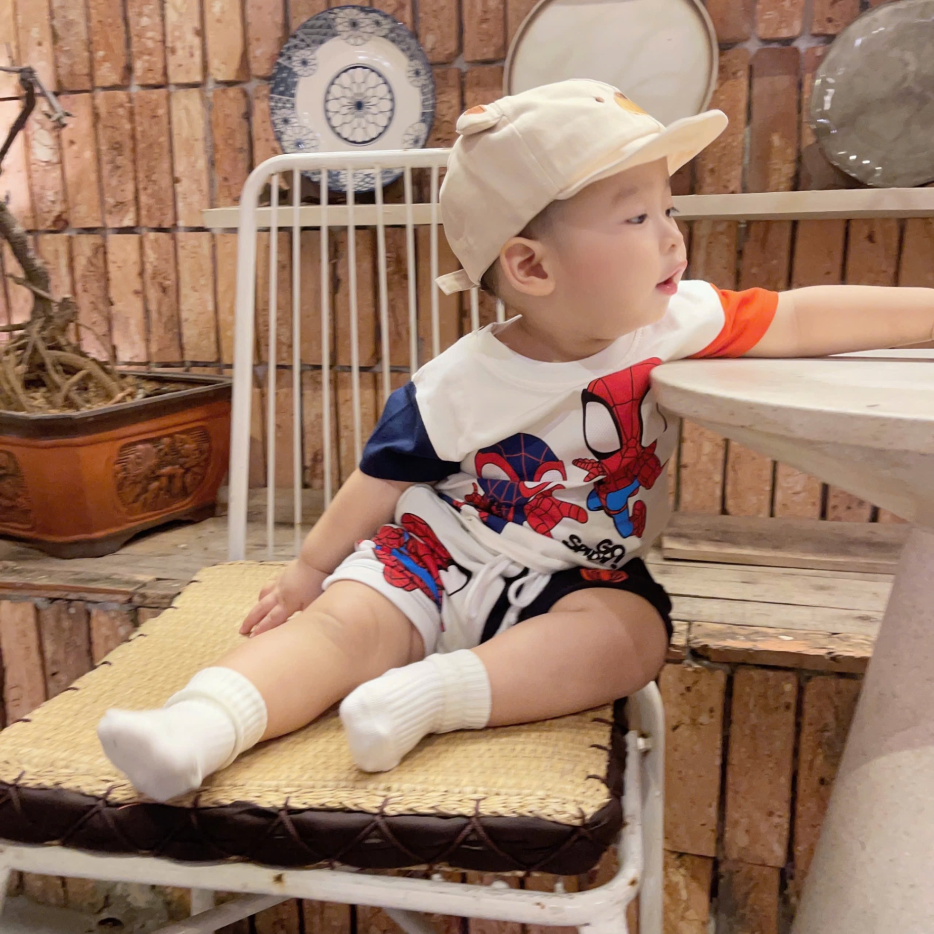 T593 - BỘ ĐÙI BÉ TRAI NGƯỜI NHỆN TAY ĐỎ THAN