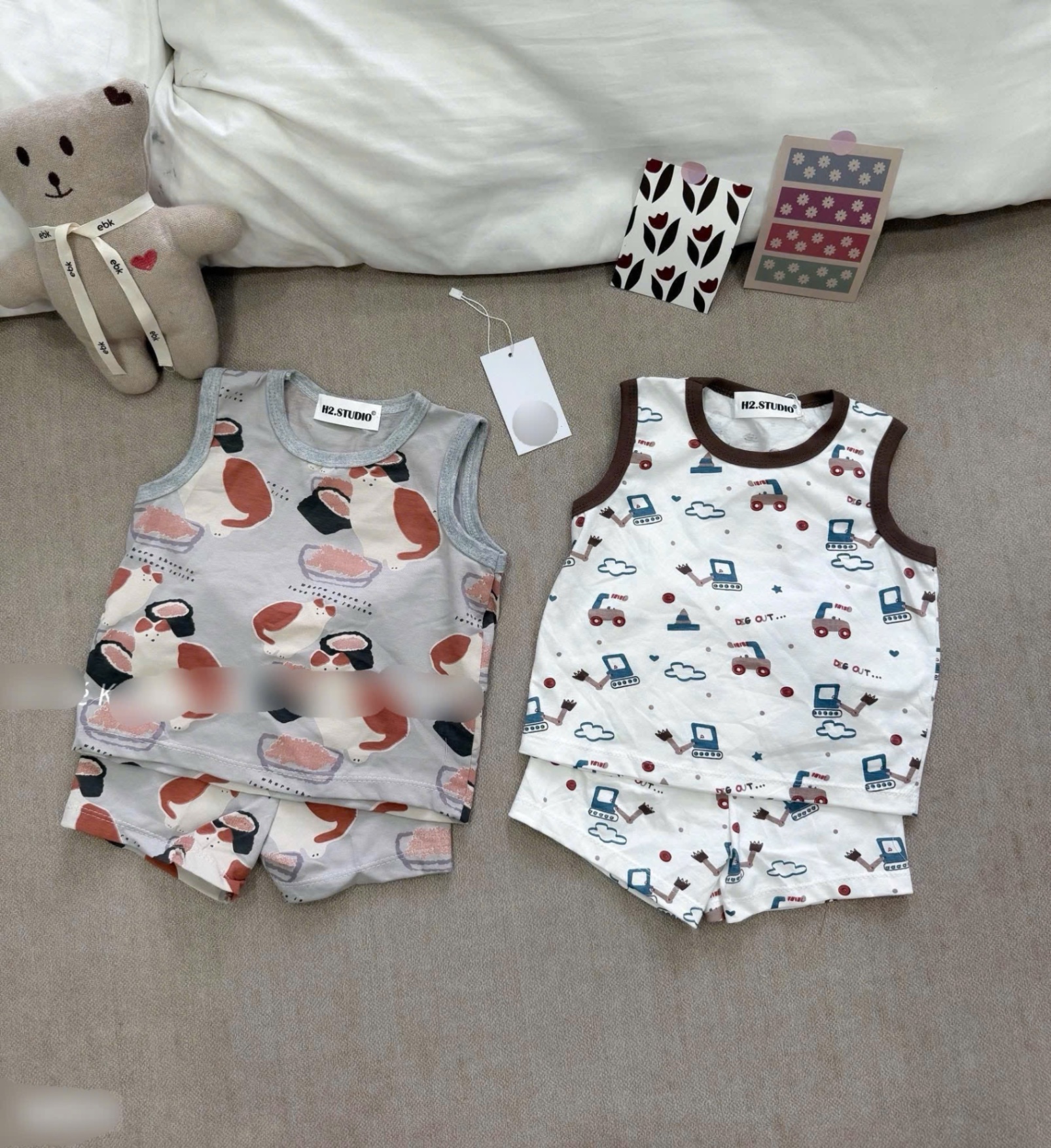 T607 - SET 2 BỘ ĐÙI BÉ TRAI BA LỖ OTO ghi trắng