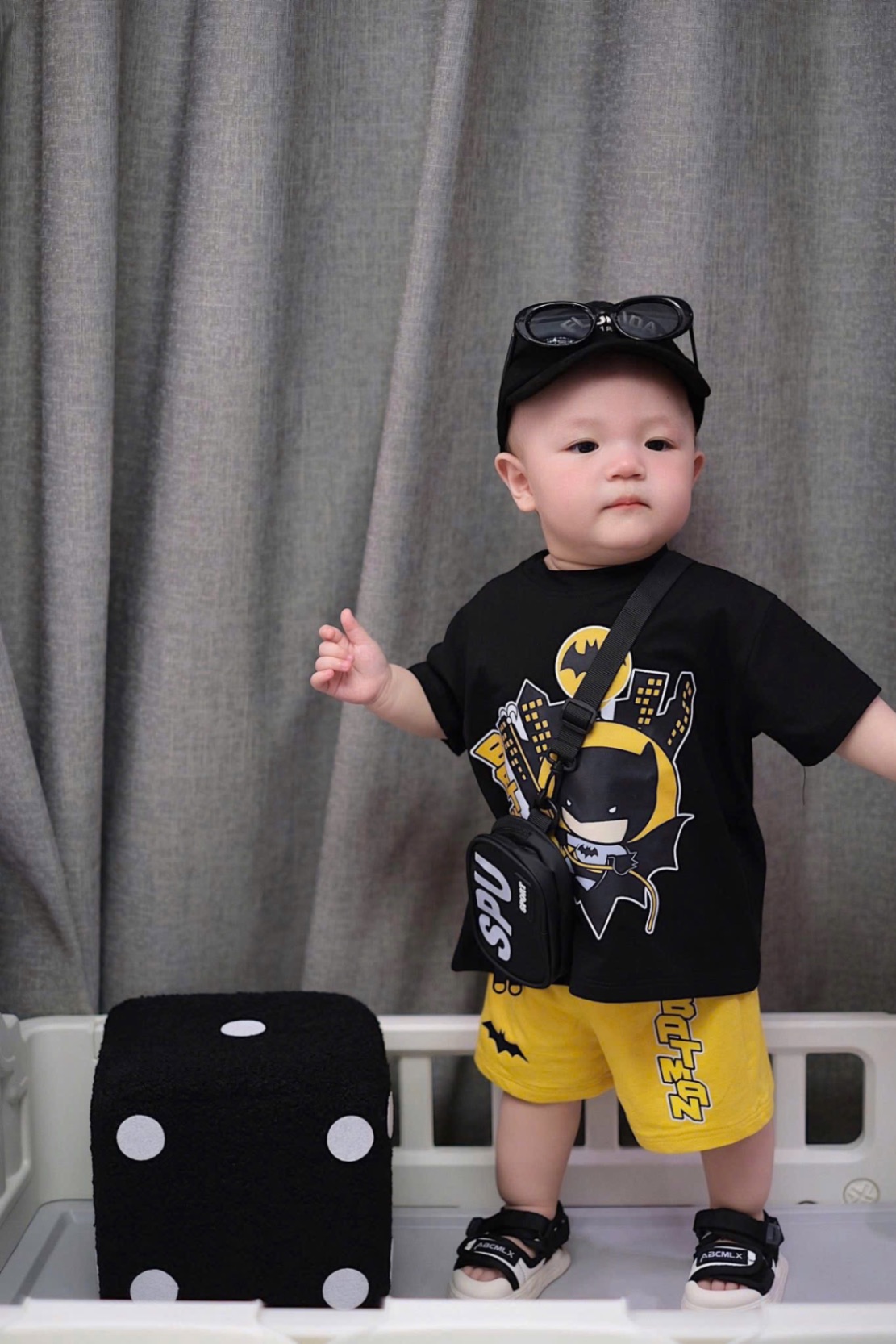 T613 - BỘ ĐÙI BÉ TRAI ÁO ĐEN BATMAN QUẦN VÀNG
