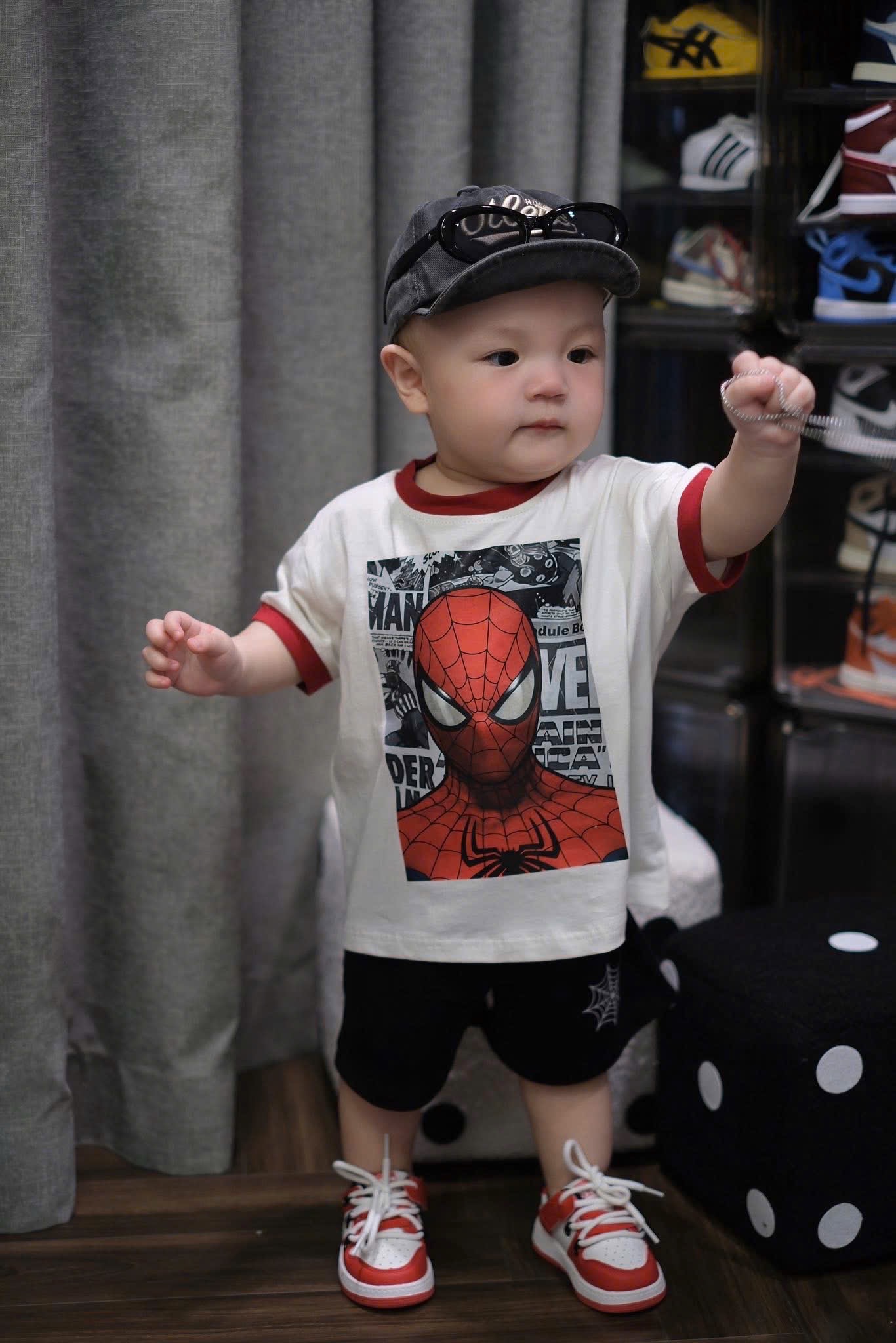 T614 - BỘ ĐÙI BÉ TRAI ÁO TRẮNG MARVEL CỔ VIỀN ĐỎ
