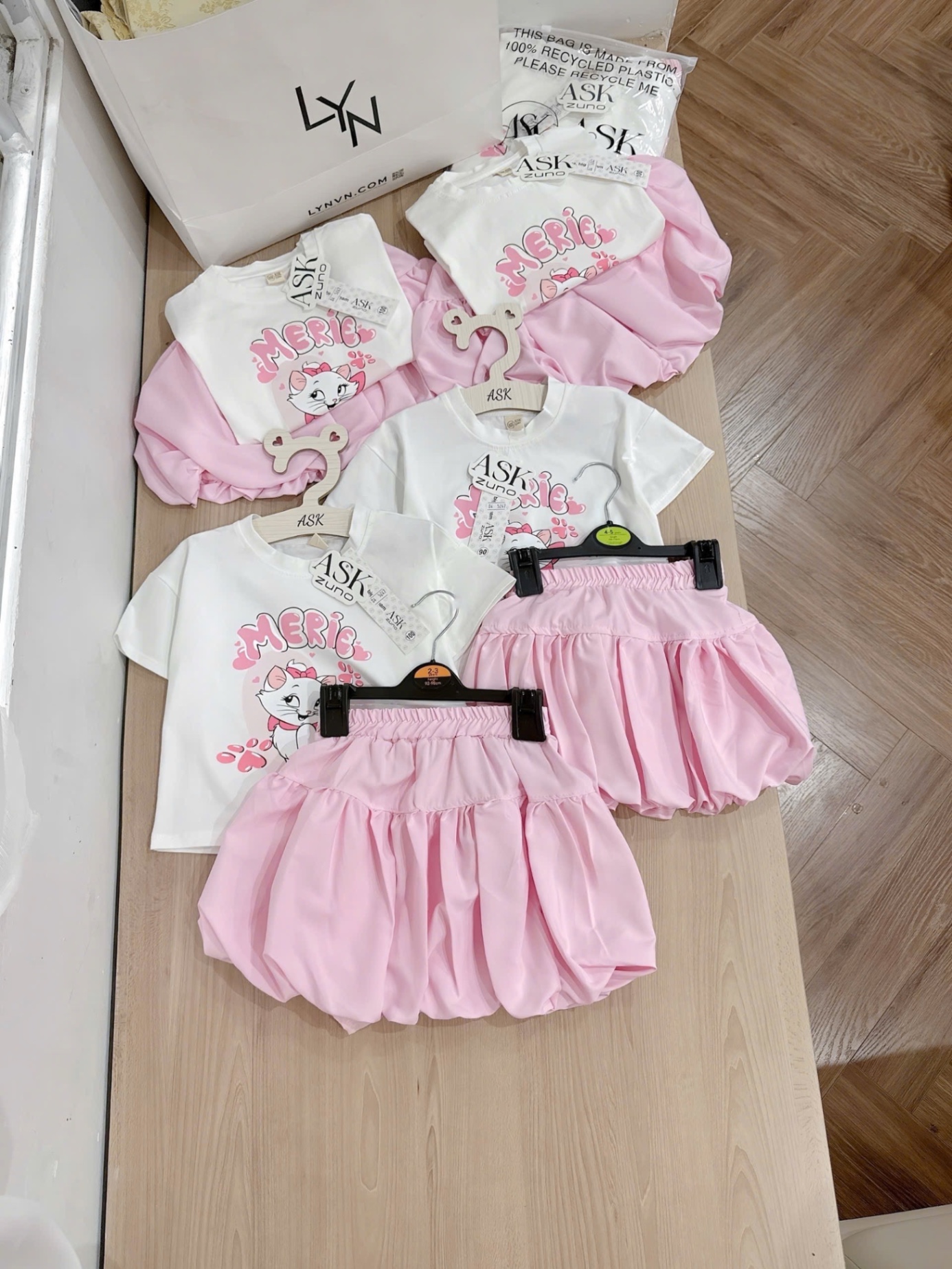 G575 - SET BÉ GÁI ÁO TRẮNG MÈO MERIE CVAY BỒNG