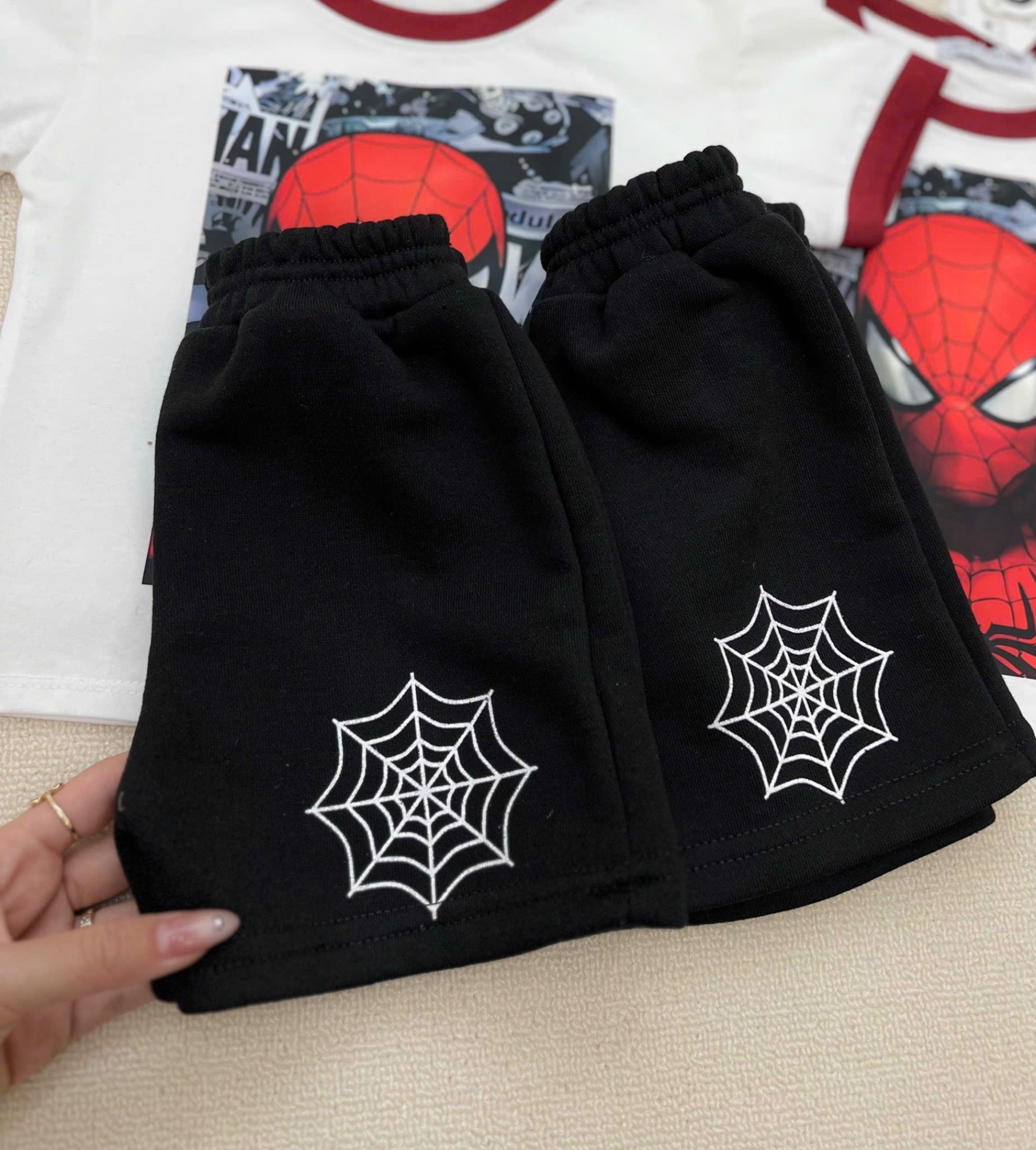 T614 - BỘ ĐÙI BÉ TRAI ÁO TRẮNG MARVEL CỔ VIỀN ĐỎ