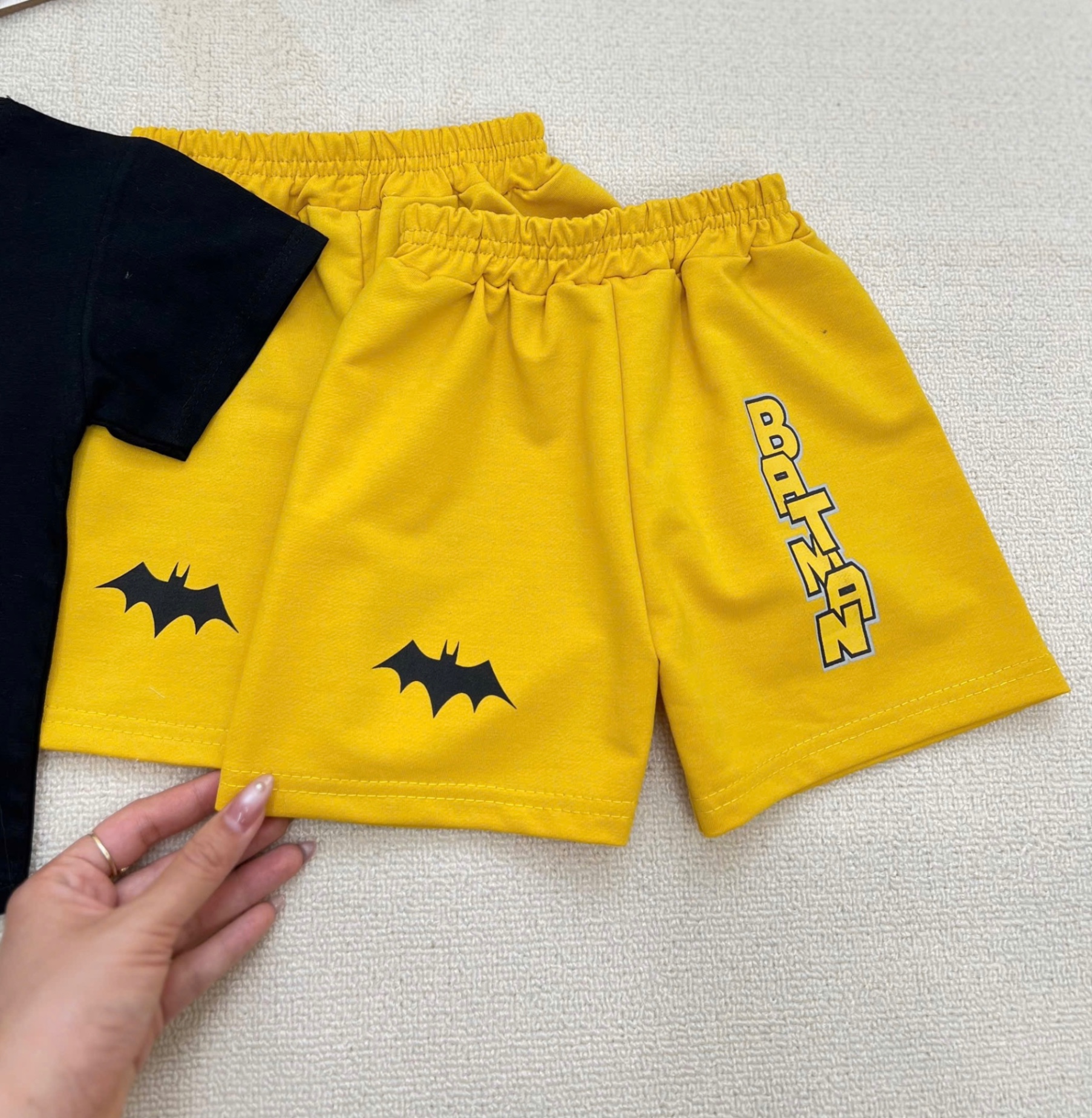 T613 - BỘ ĐÙI BÉ TRAI ÁO ĐEN BATMAN QUẦN VÀNG
