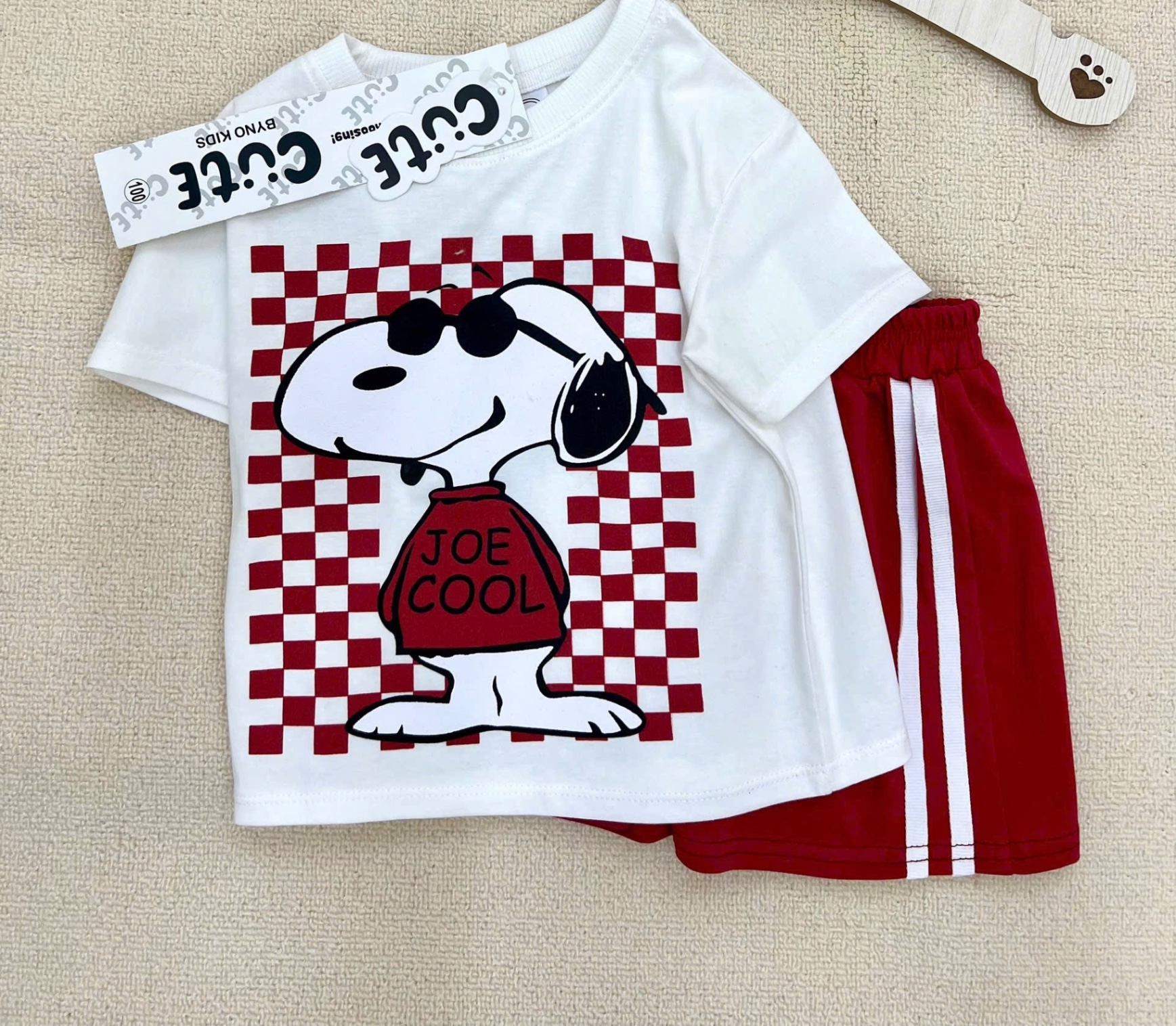T609 - BỘ ĐÙI BÉ TRAI ÁO TRẮNG CHÓ JOE COOL QUẦN ĐỎ